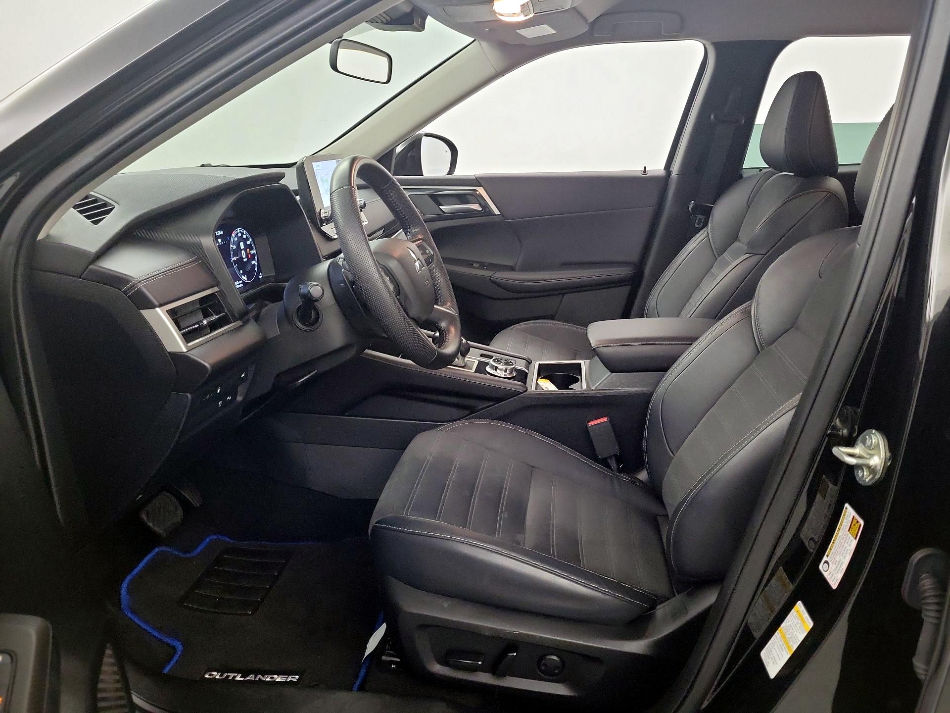 Thumbnail: 2023 Mitsubishi Outlander - 11
