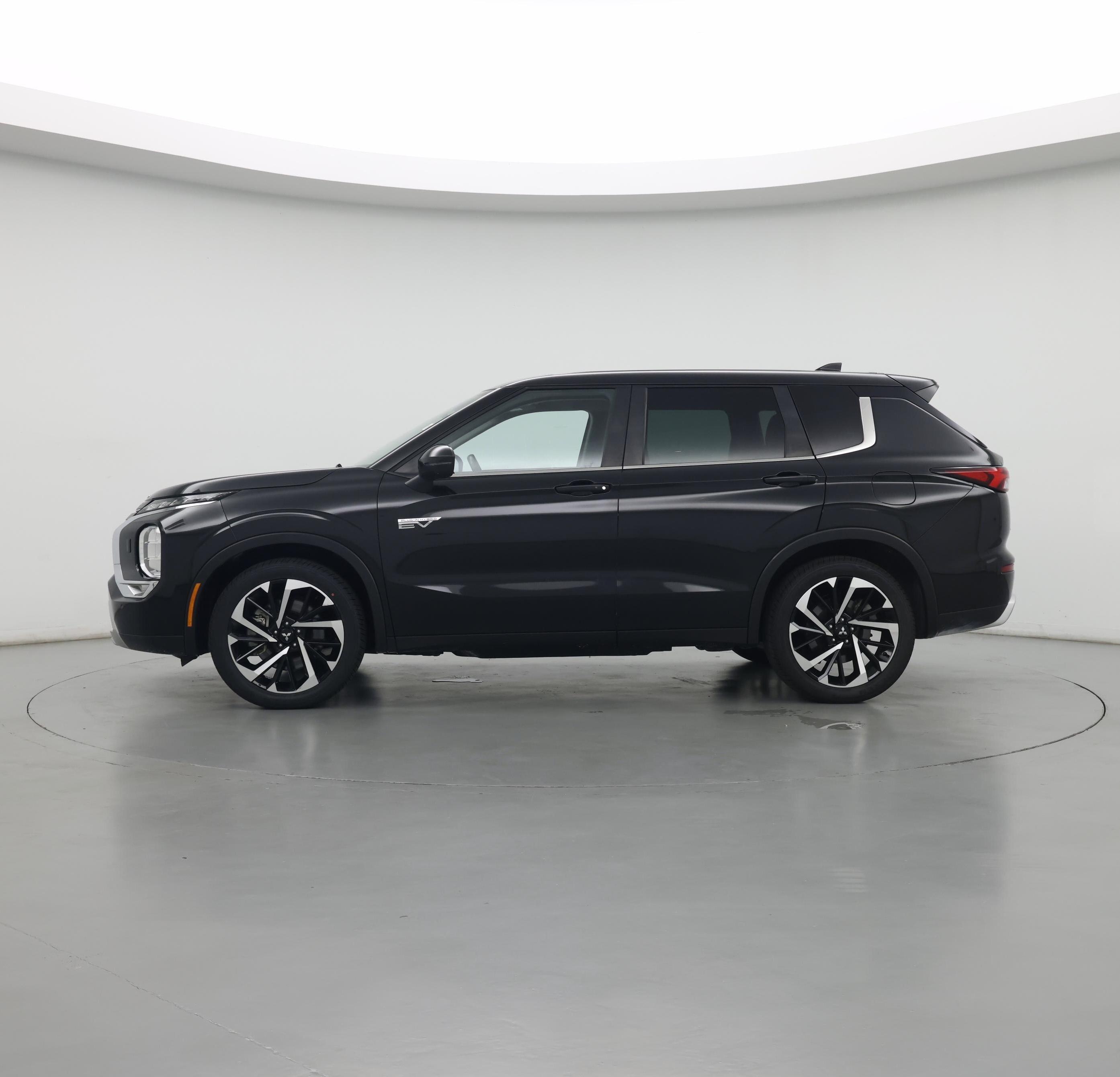 Thumbnail: 2023 Mitsubishi Outlander - 3