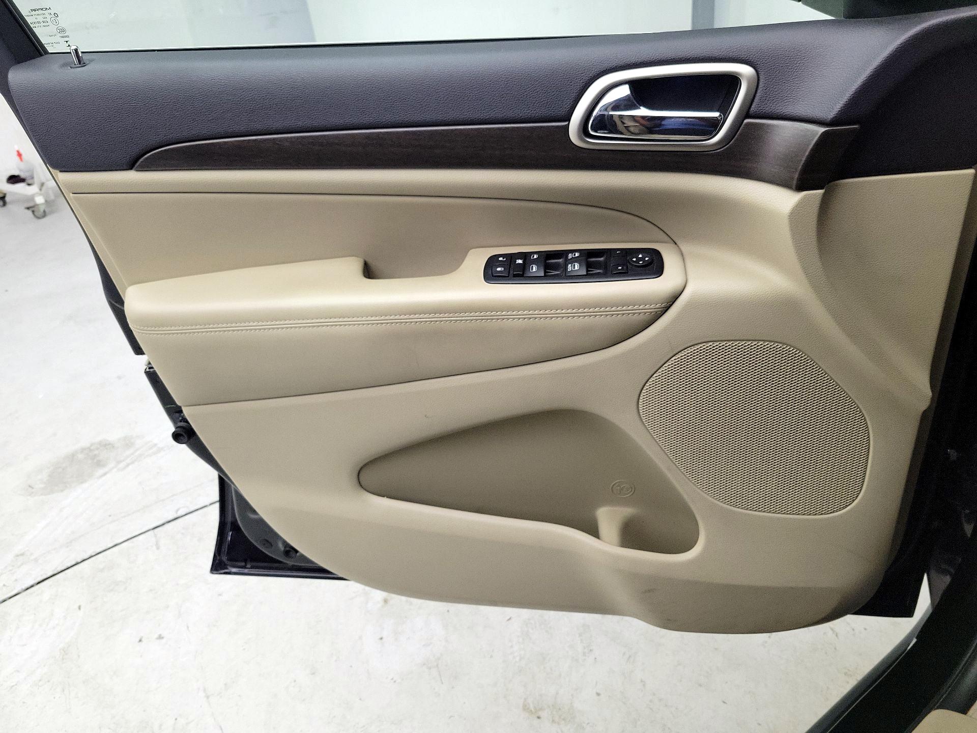 Thumbnail: 2015 Jeep Grand Cherokee - 12