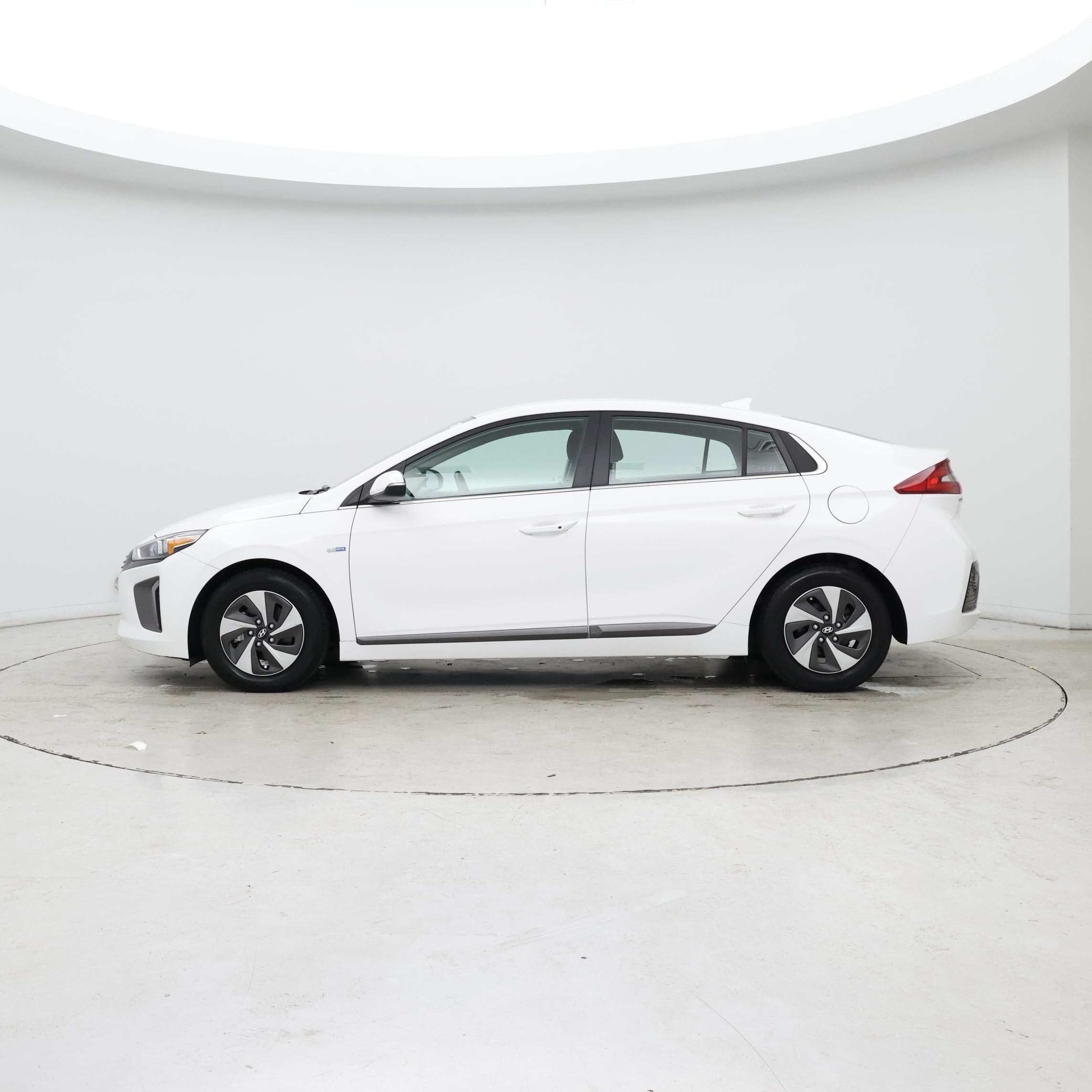 Thumbnail: 2017 Hyundai Ioniq - 3