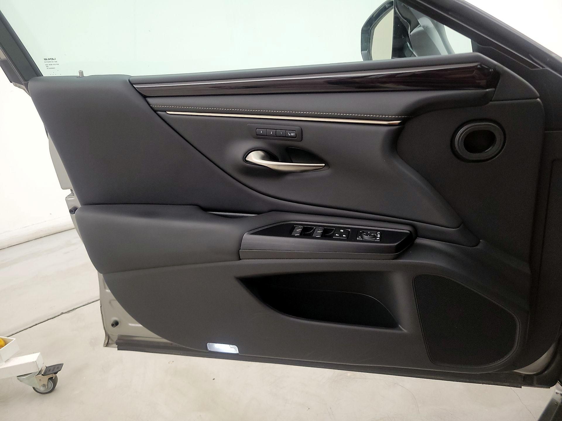 Thumbnail: 2021 Lexus ES - 12