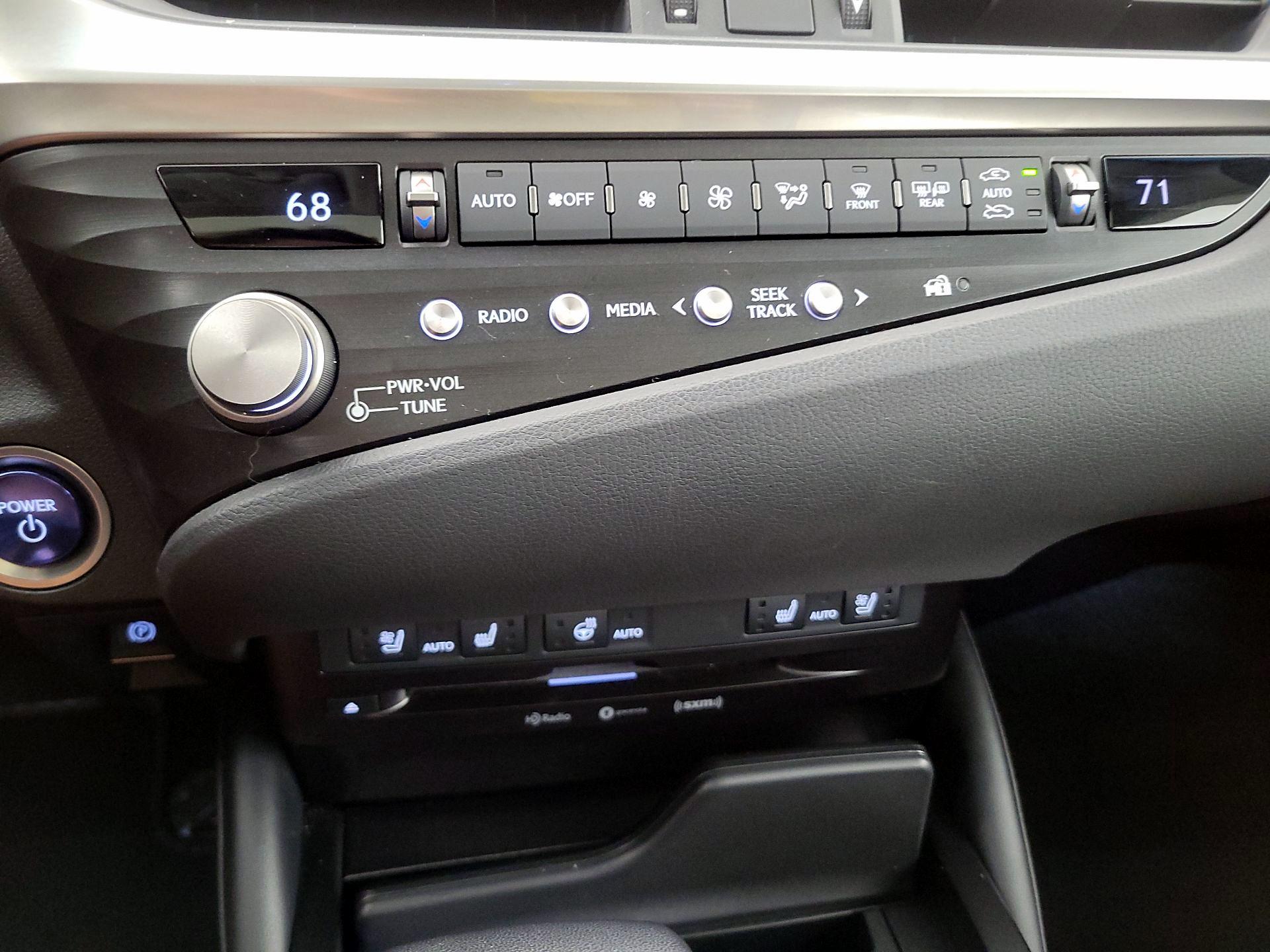 Thumbnail: 2021 Lexus ES - 16