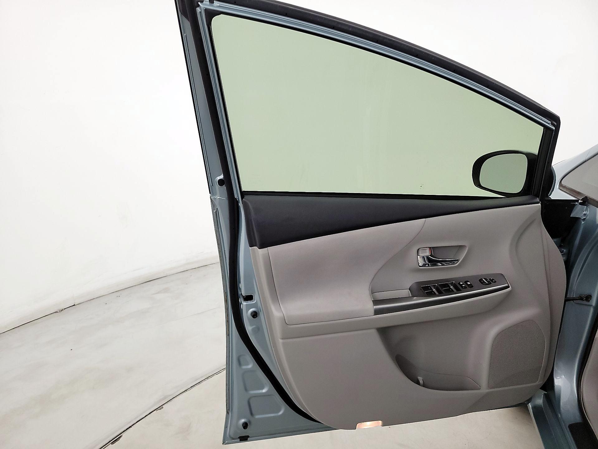 Thumbnail: 2017 Toyota Prius v - 12
