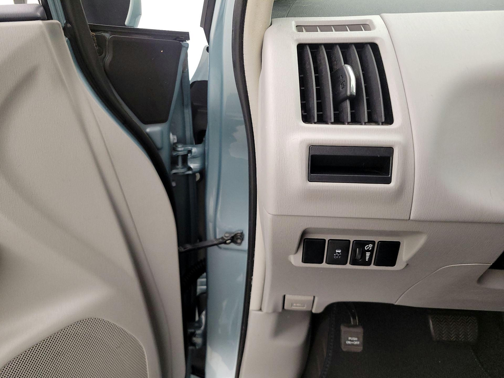 Thumbnail: 2017 Toyota Prius v - 13