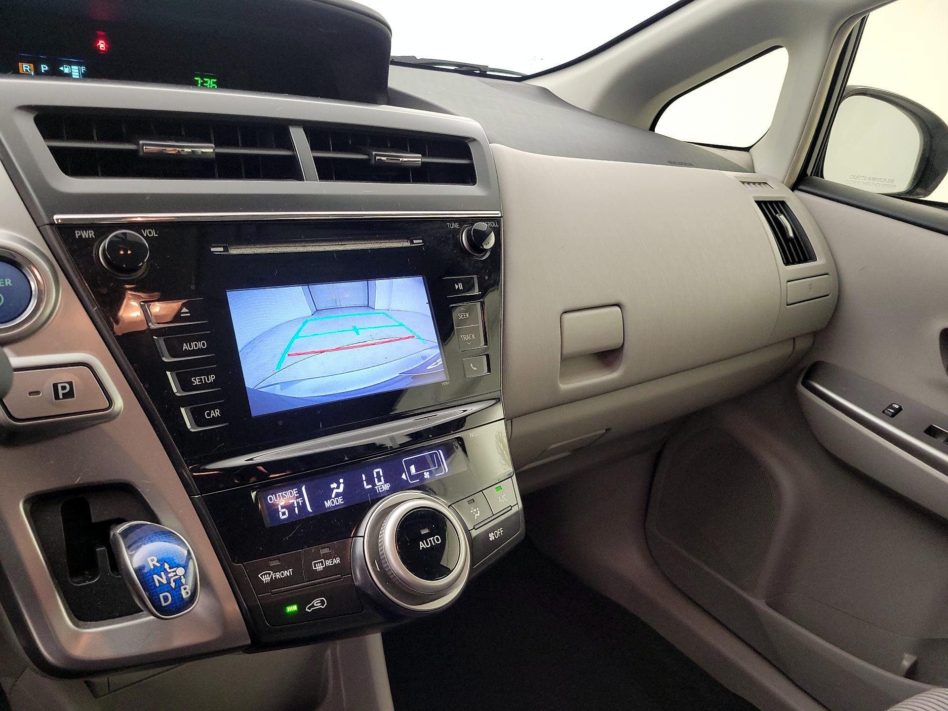Thumbnail: 2017 Toyota Prius v - 14