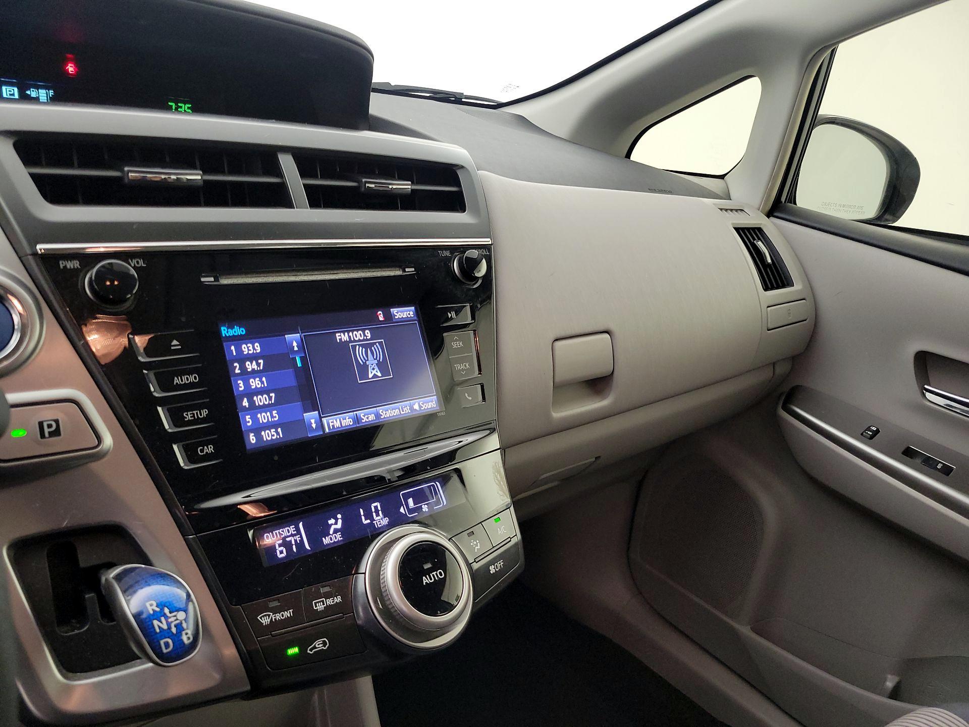 Thumbnail: 2017 Toyota Prius v - 15