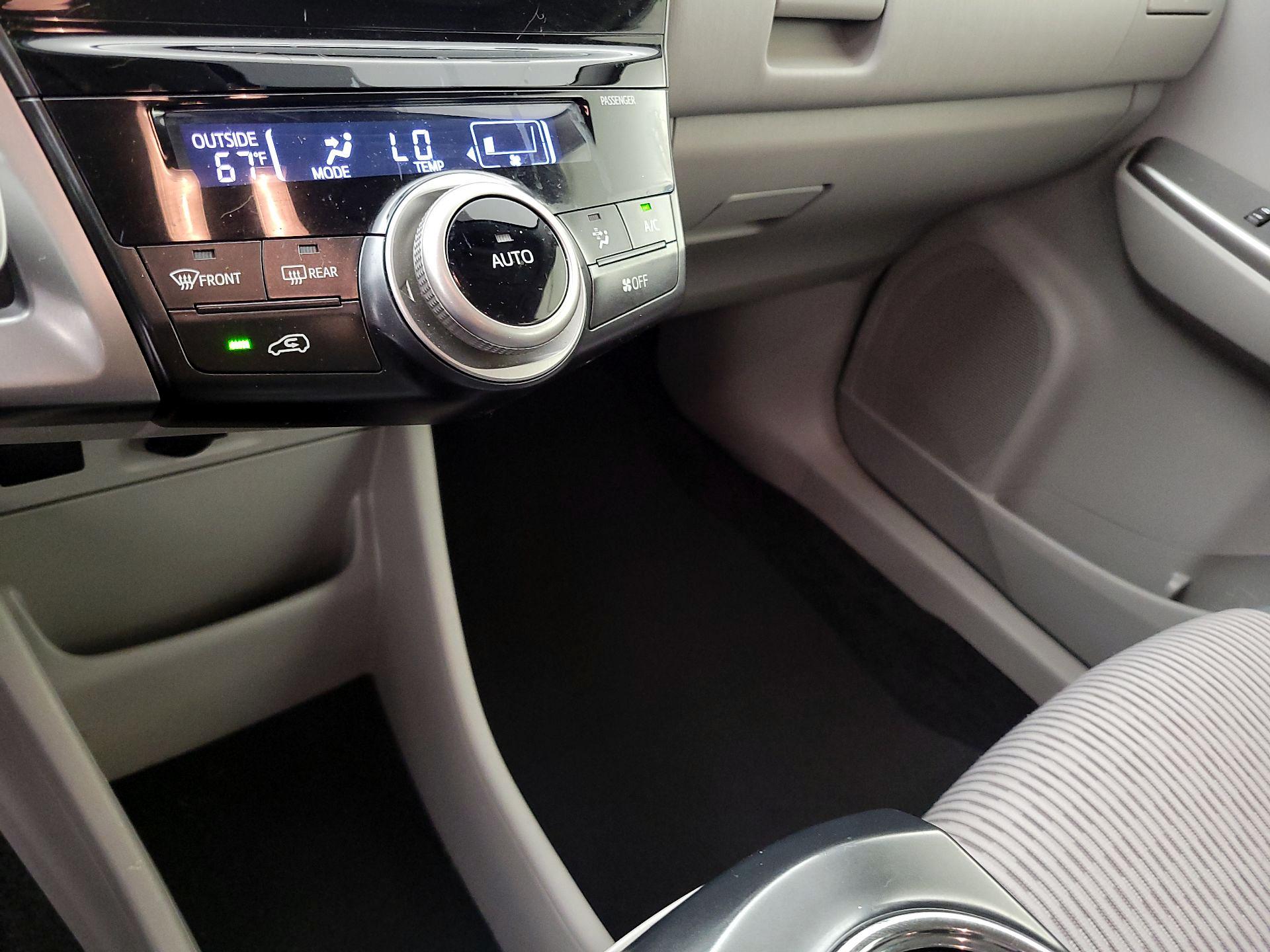 Thumbnail: 2017 Toyota Prius v - 16