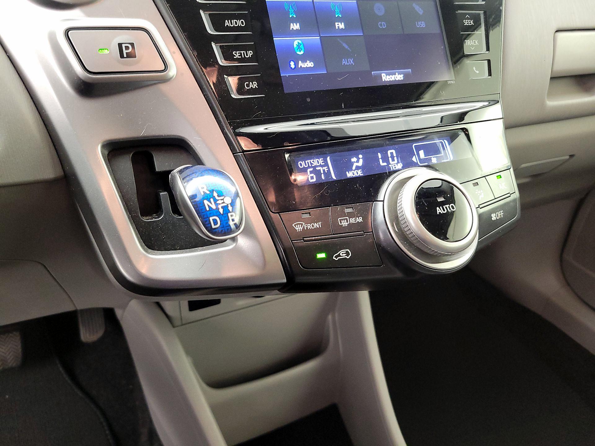 Thumbnail: 2017 Toyota Prius v - 17