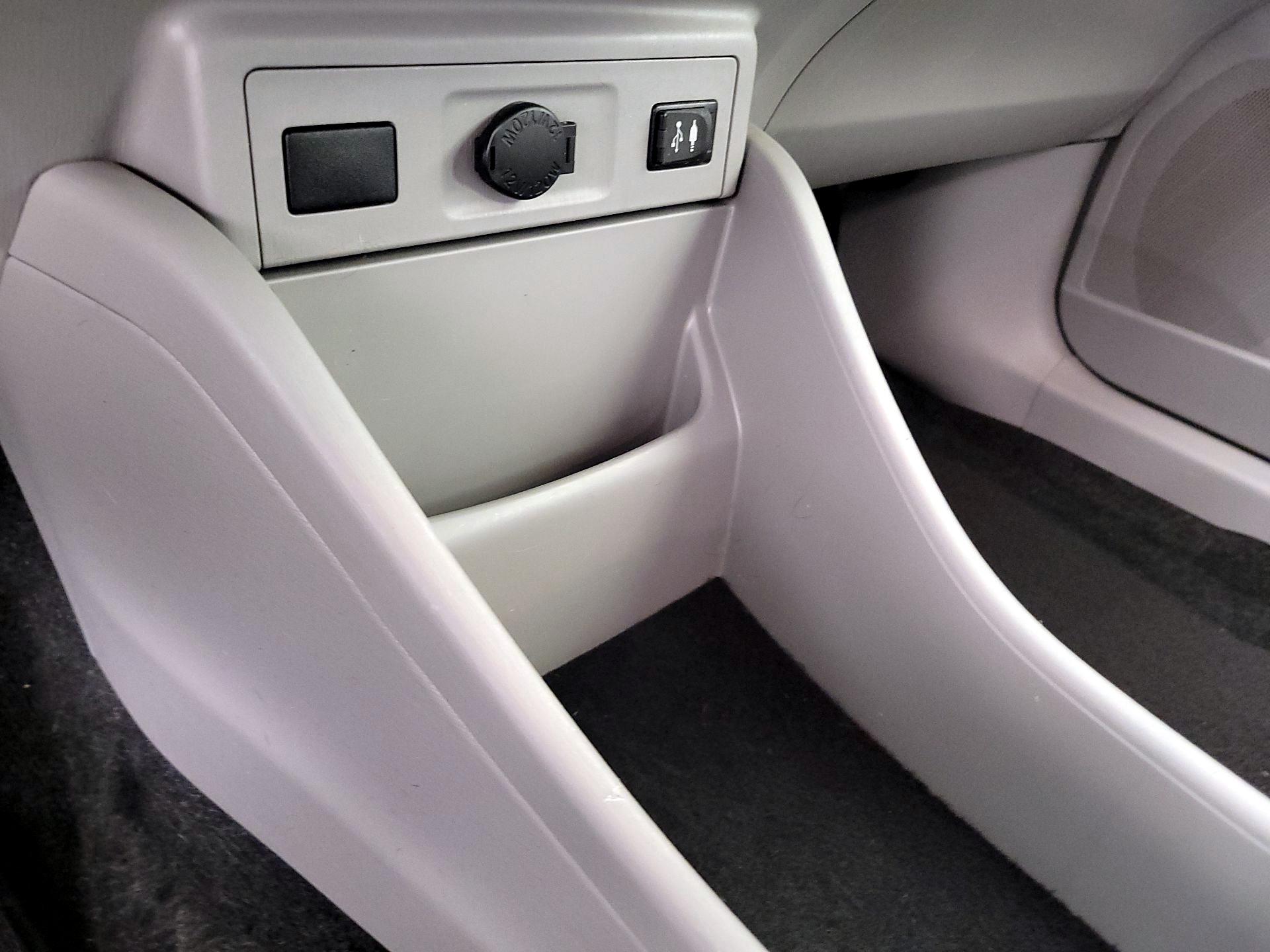 Thumbnail: 2017 Toyota Prius v - 18