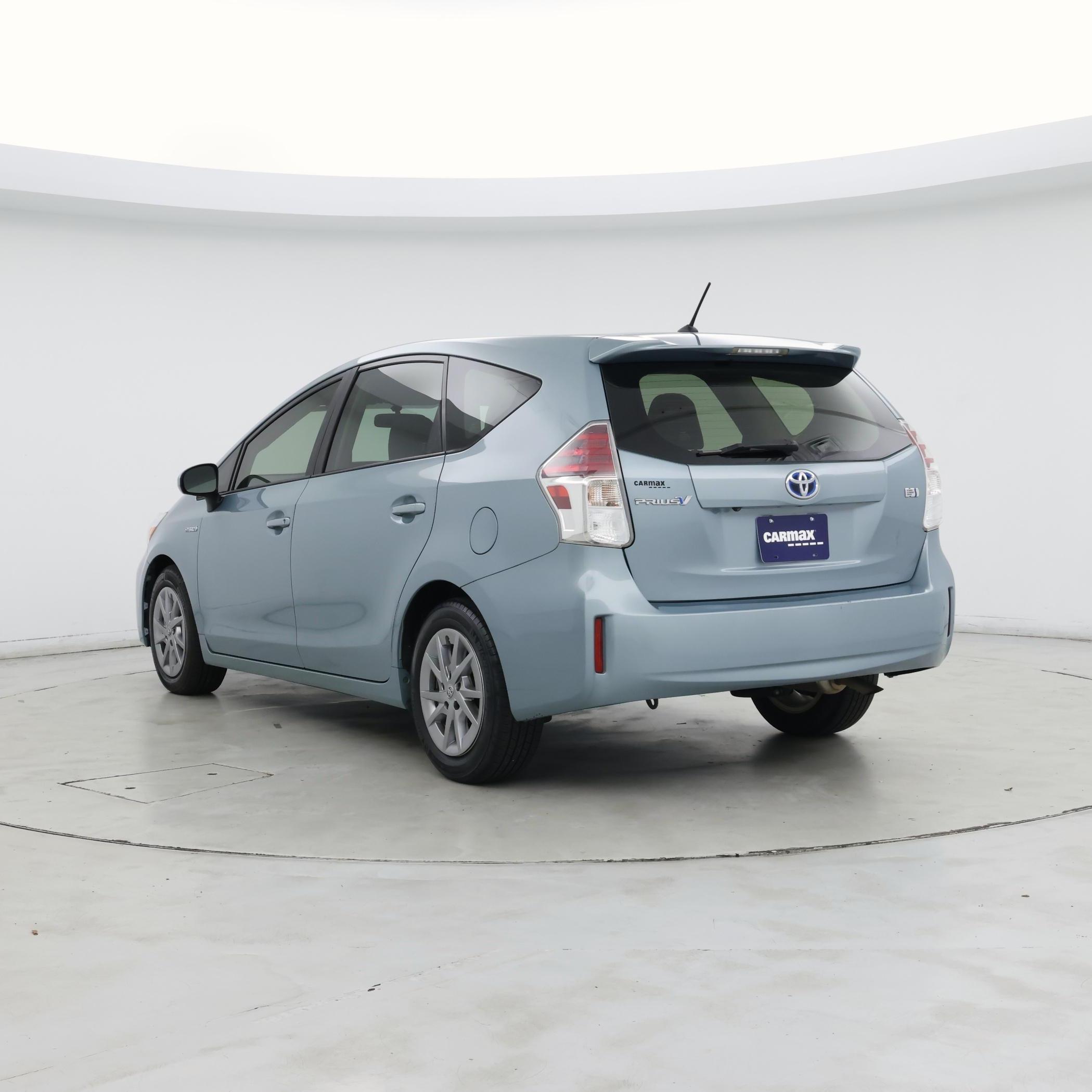 Thumbnail: 2017 Toyota Prius v - 2