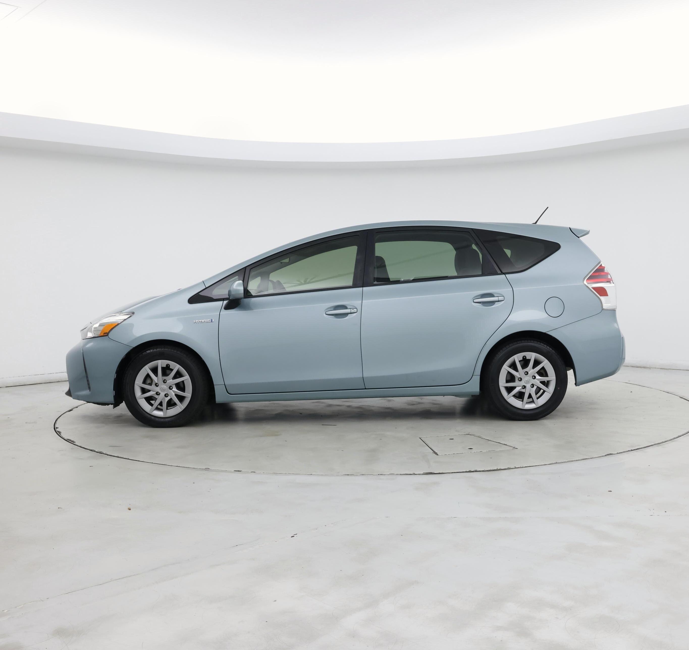 Thumbnail: 2017 Toyota Prius v - 3