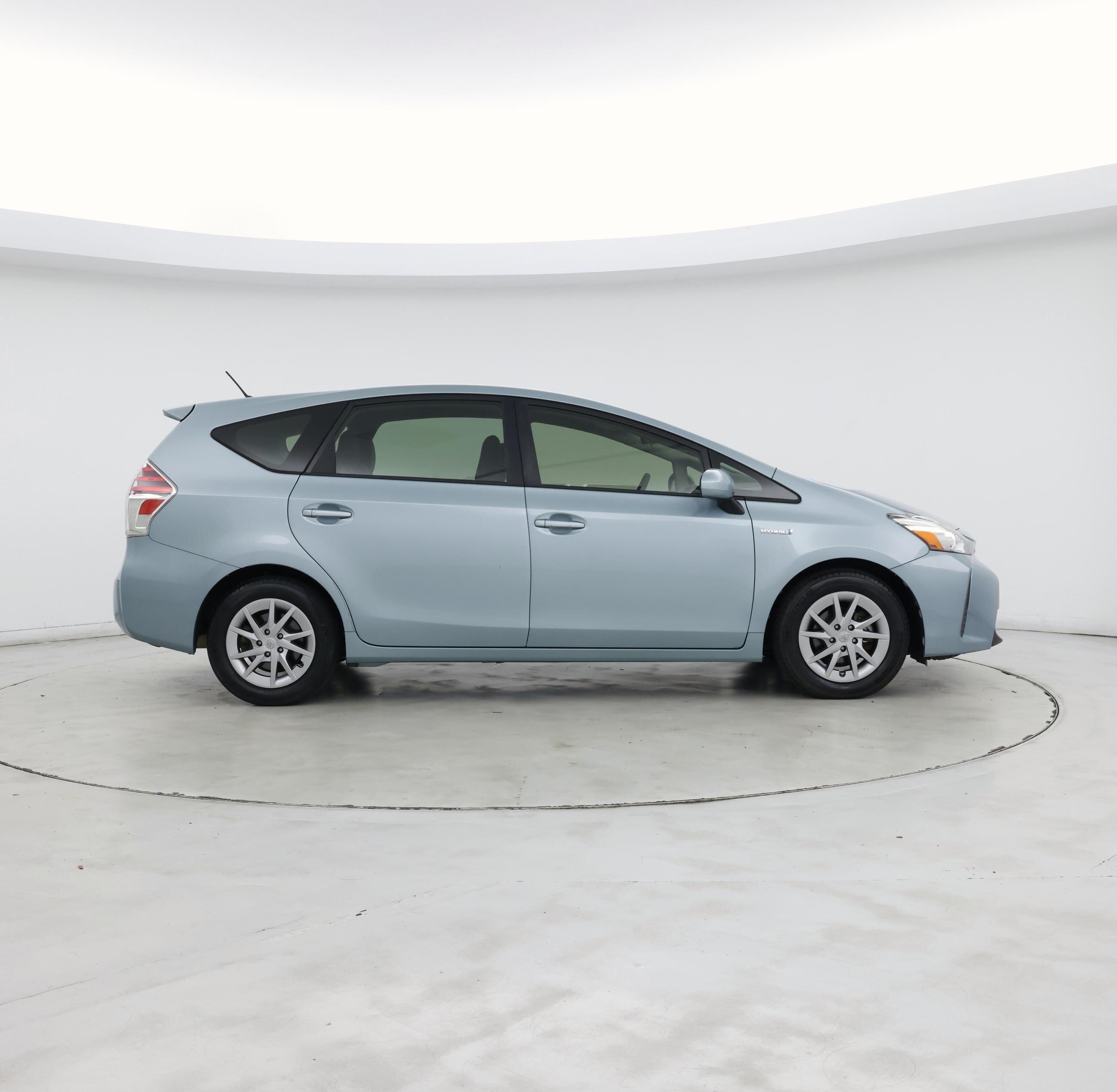 Thumbnail: 2017 Toyota Prius v - 7