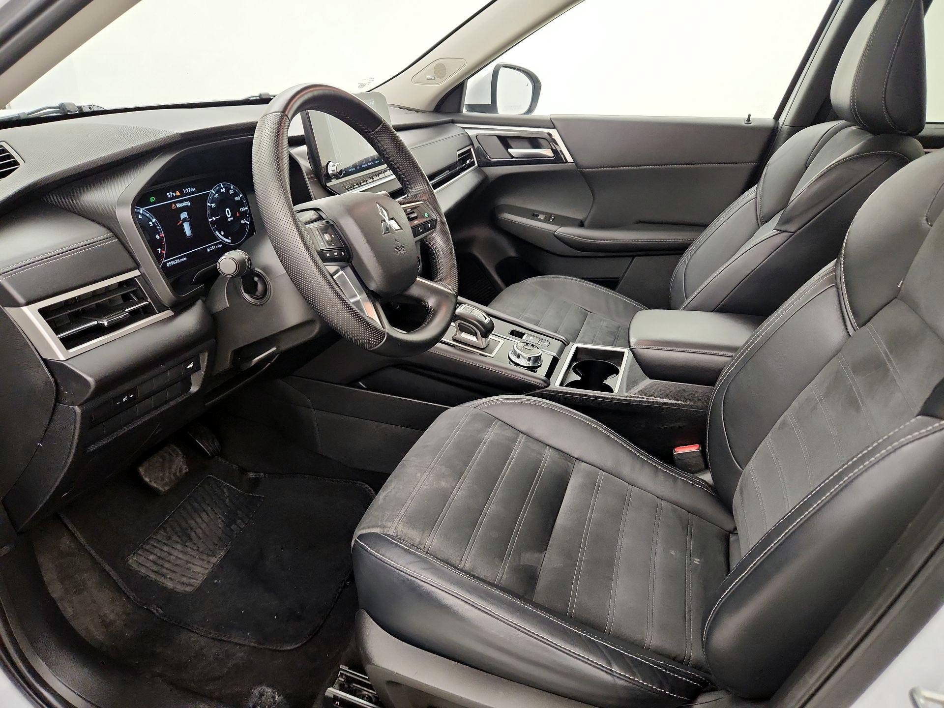 Thumbnail: 2023 Mitsubishi Outlander - 11