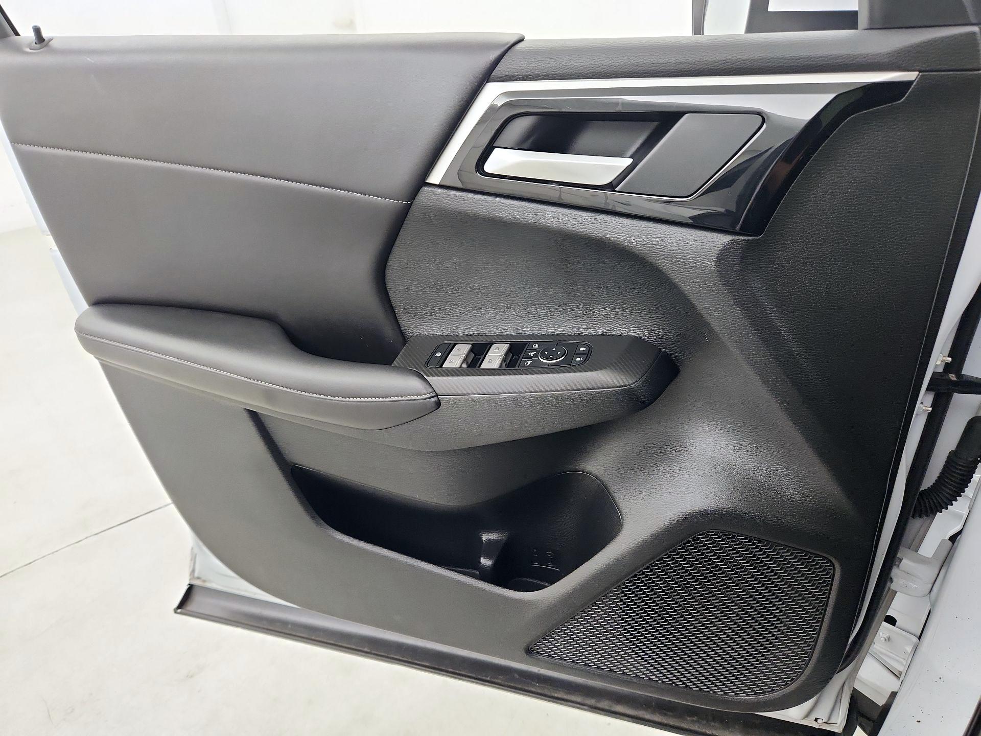 Thumbnail: 2023 Mitsubishi Outlander - 12