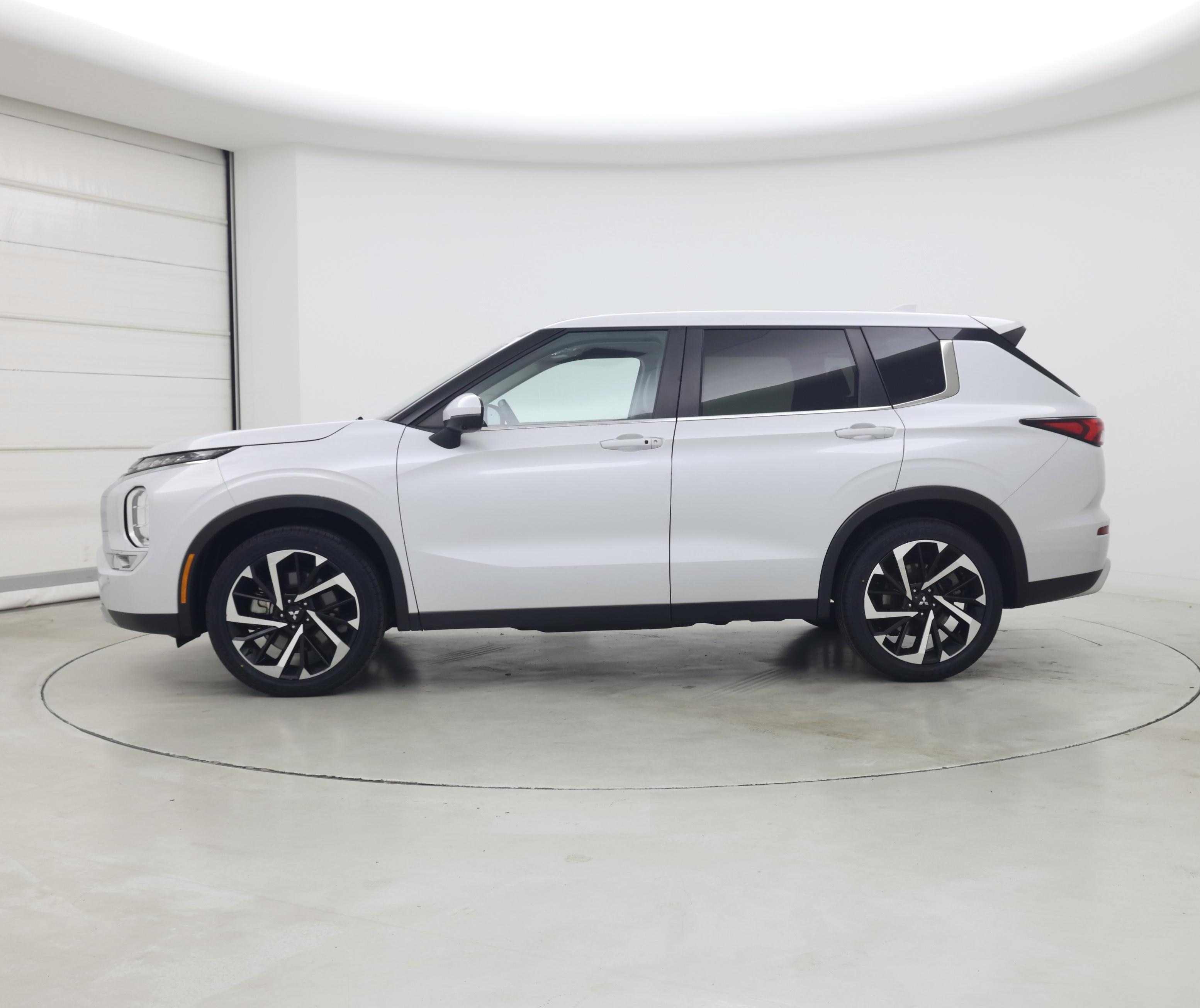 Thumbnail: 2023 Mitsubishi Outlander - 3