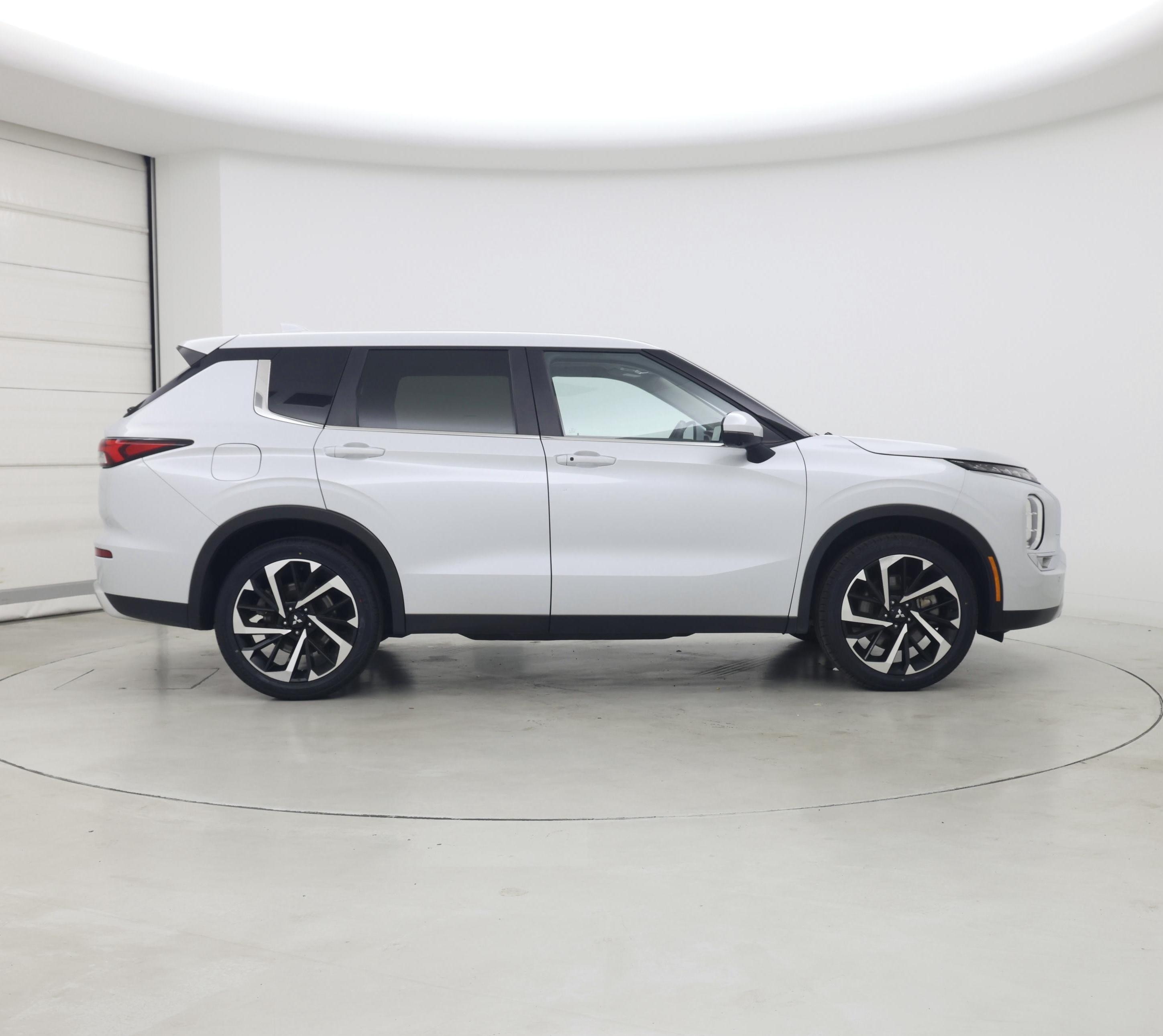 Thumbnail: 2023 Mitsubishi Outlander - 7