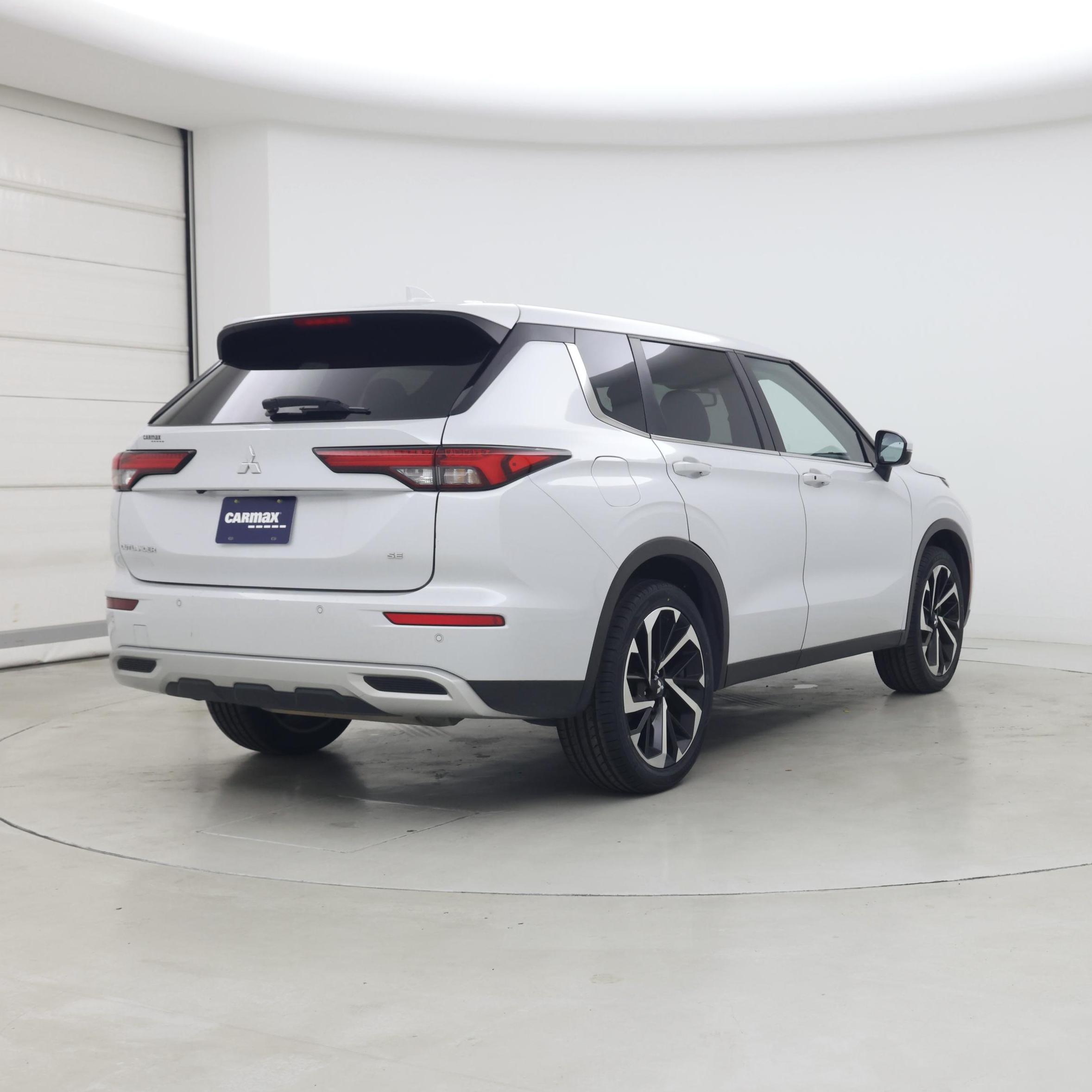 Thumbnail: 2023 Mitsubishi Outlander - 8
