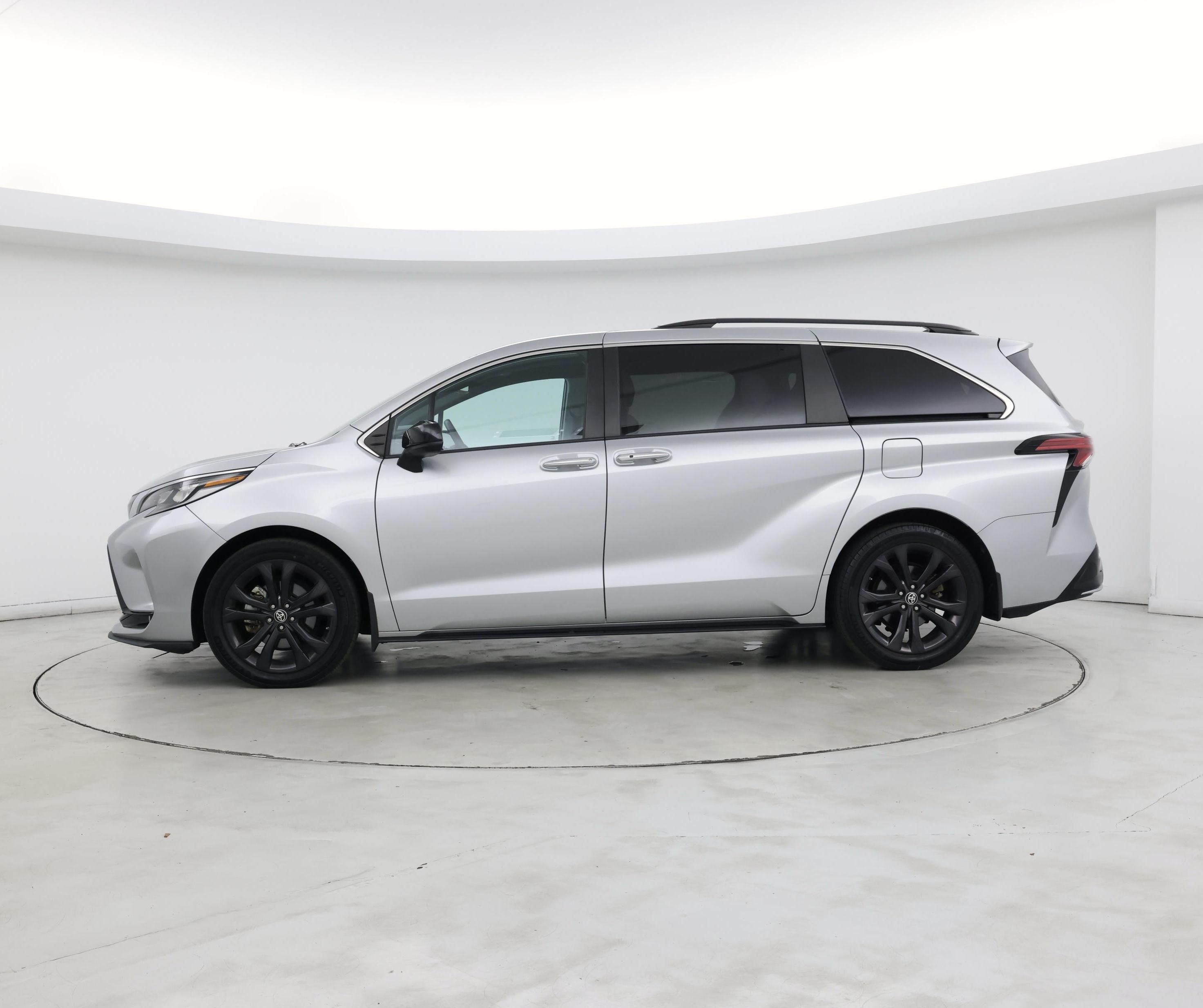 Thumbnail: 2022 Toyota Sienna - 3