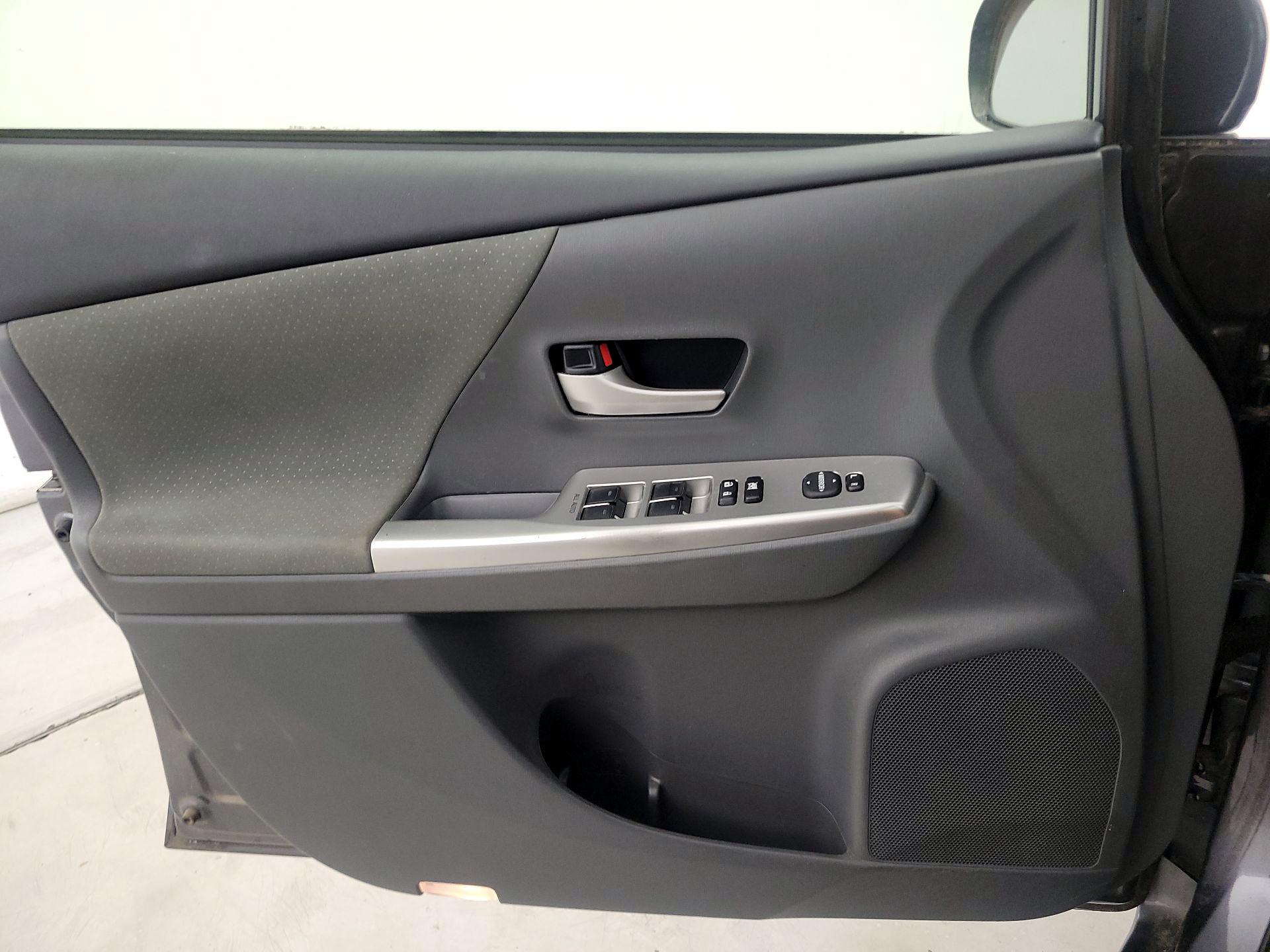 Thumbnail: 2014 Toyota Prius v - 12