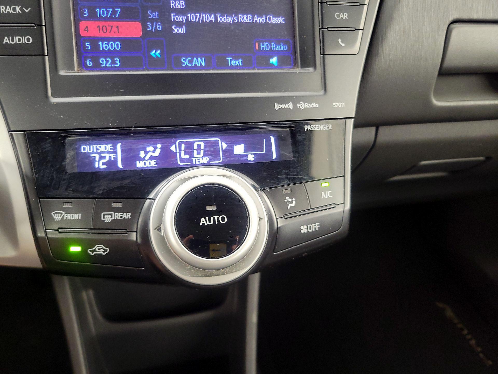 Thumbnail: 2014 Toyota Prius v - 16
