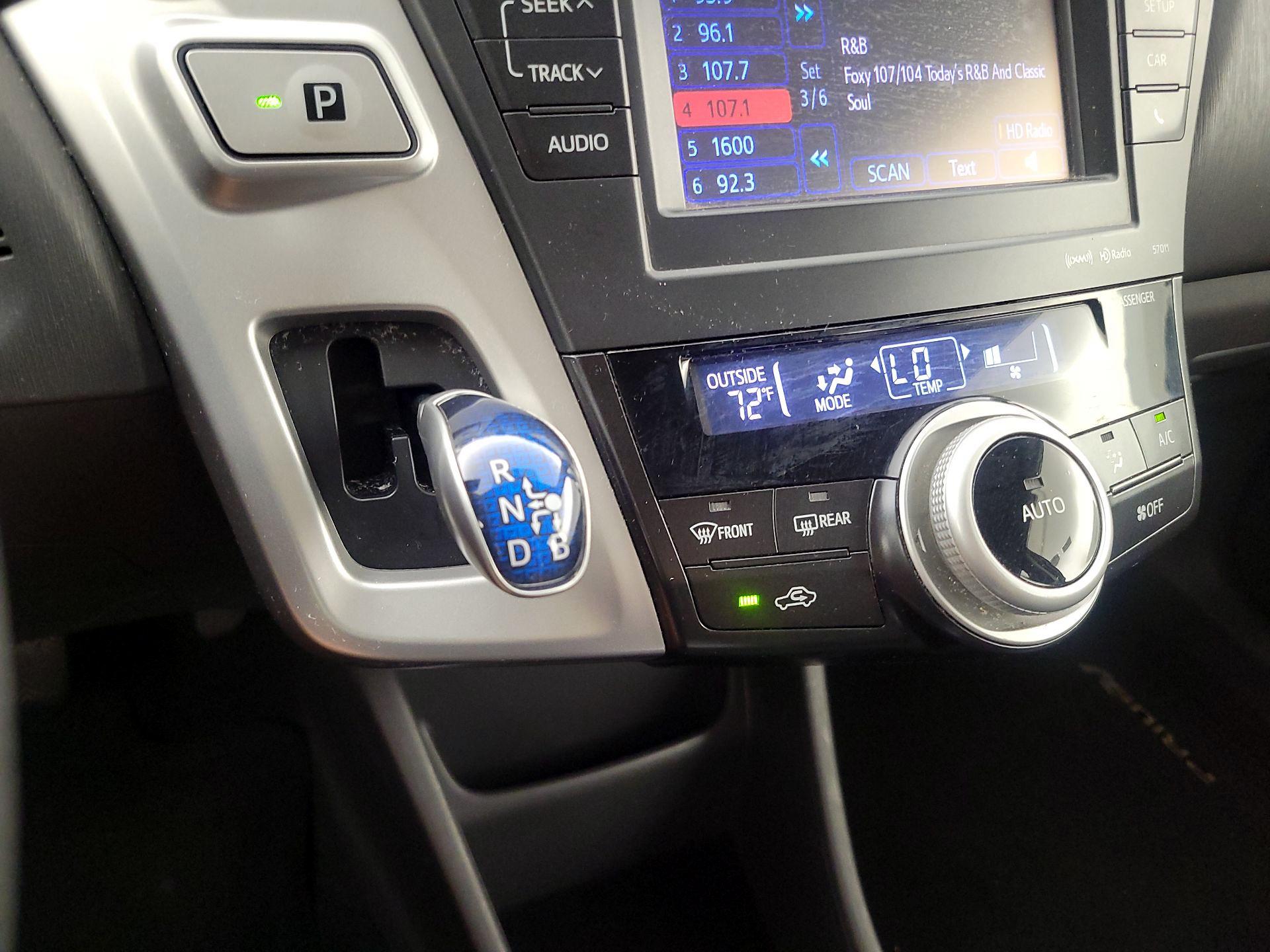 Thumbnail: 2014 Toyota Prius v - 17