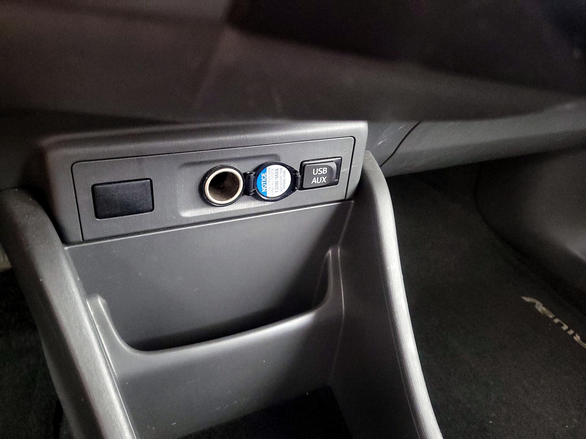 Thumbnail: 2014 Toyota Prius v - 18