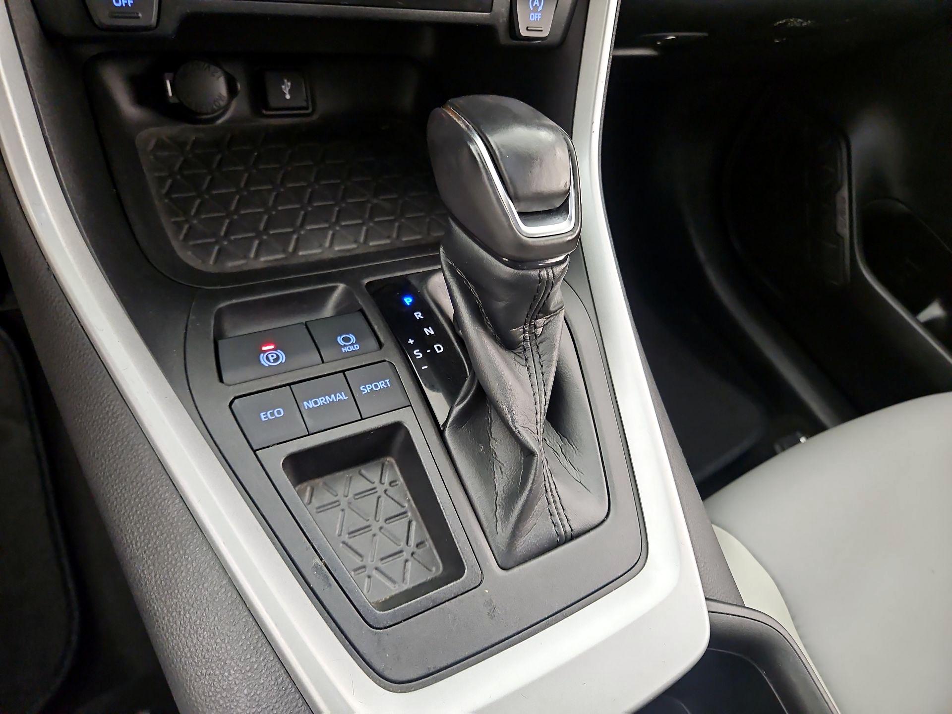 Thumbnail: 2022 Toyota RAV4 - 17