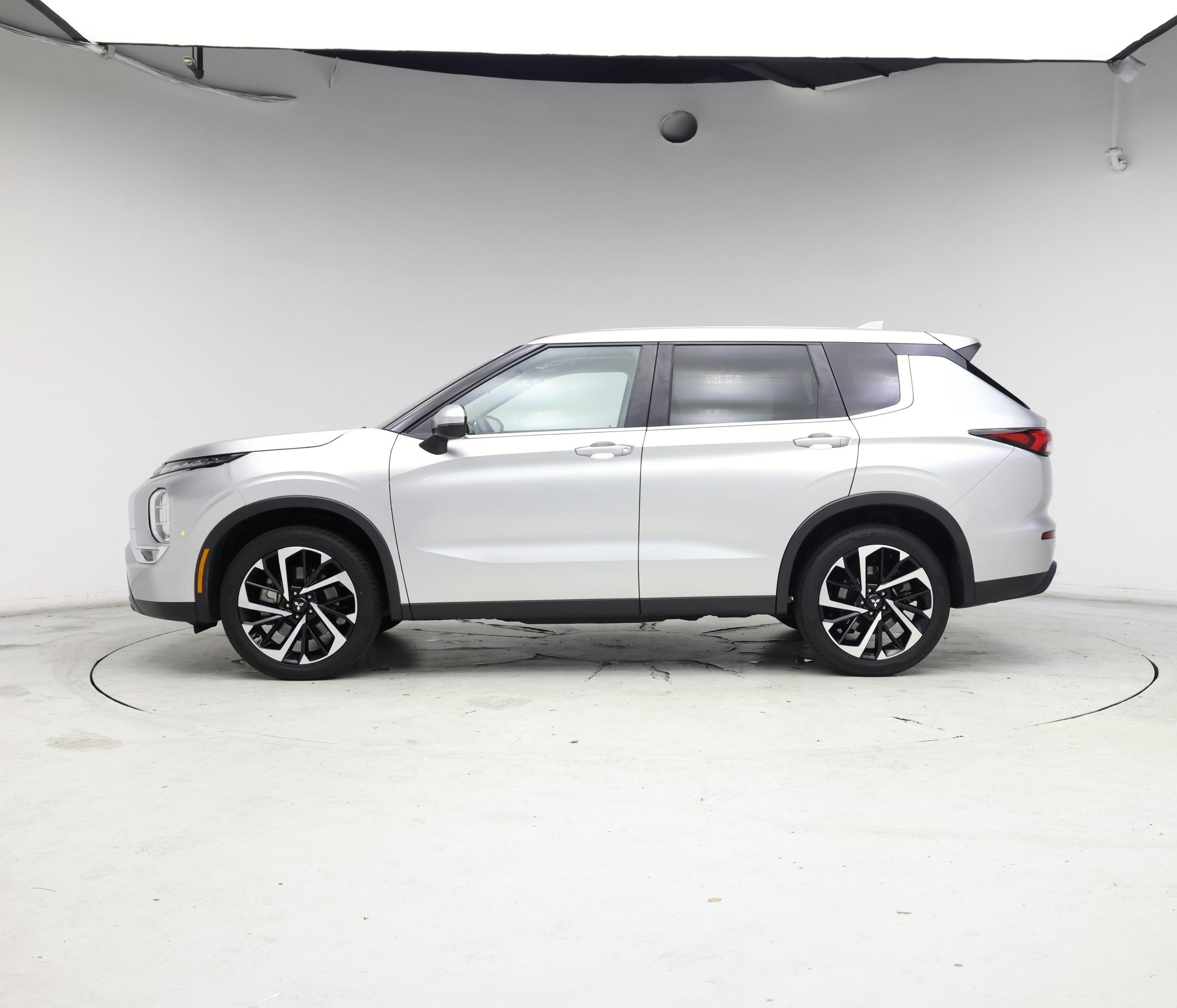 Thumbnail: 2022 Mitsubishi Outlander - 3