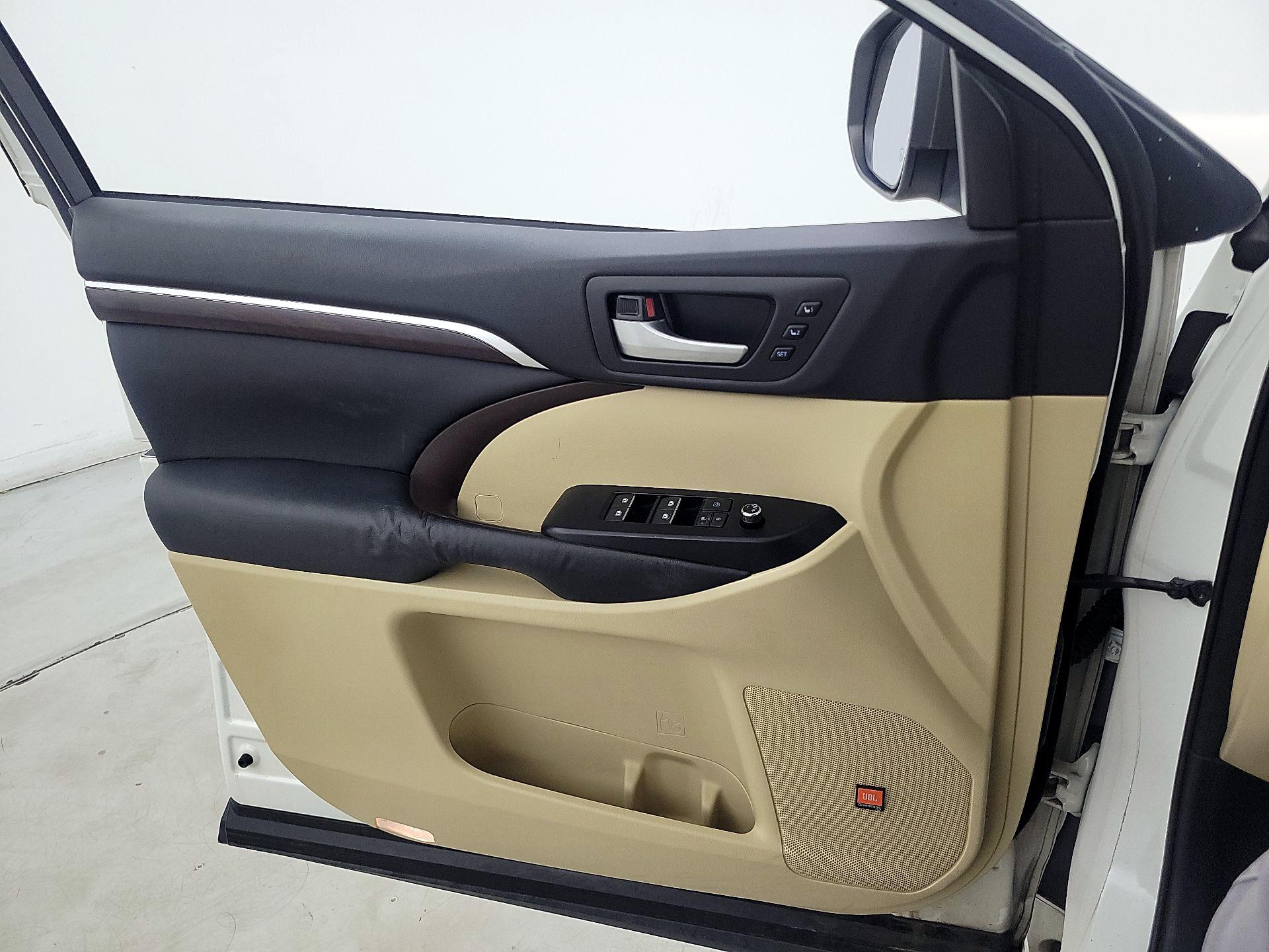 Thumbnail: 2015 Toyota Highlander - 12