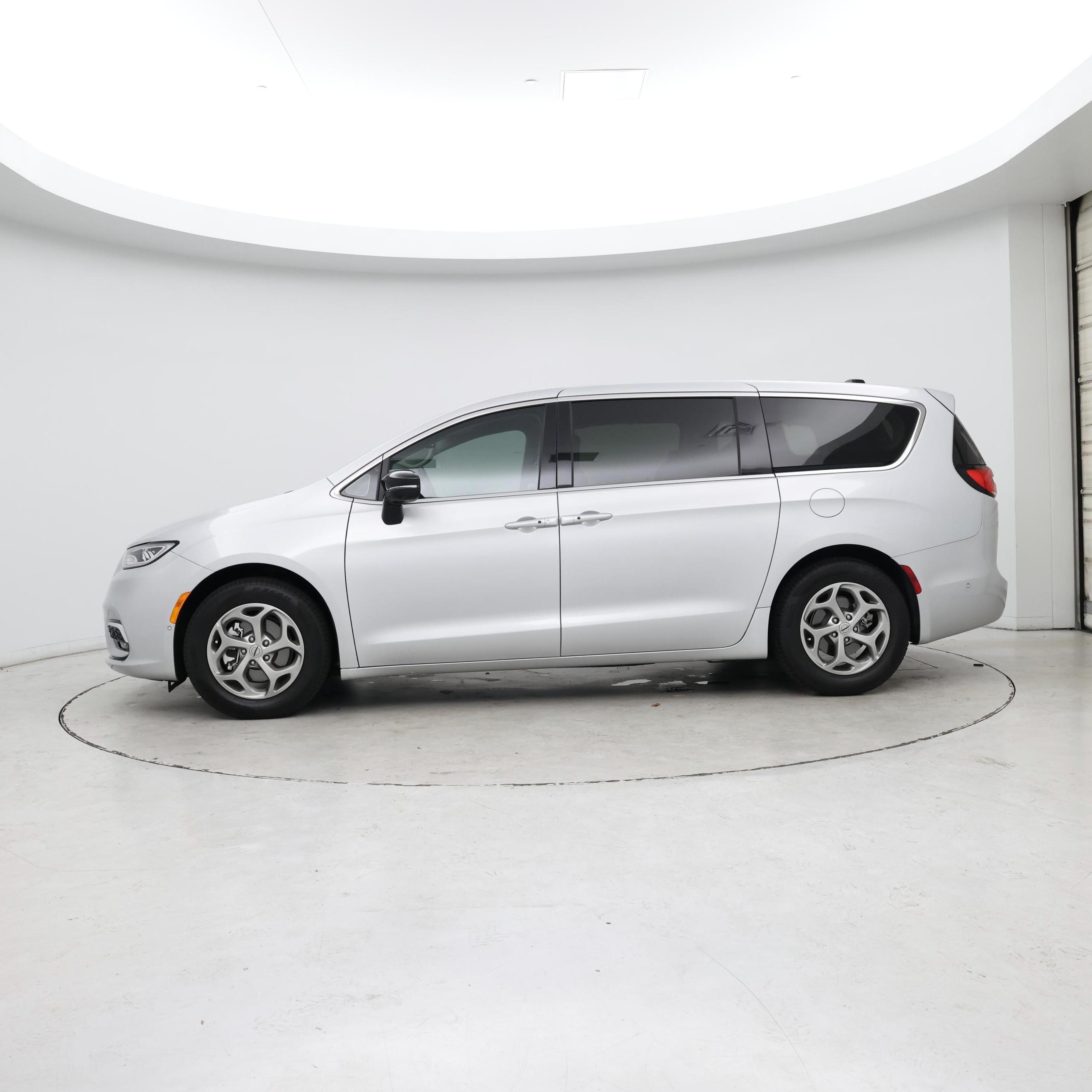 Thumbnail: 2024 Chrysler Pacifica - 3