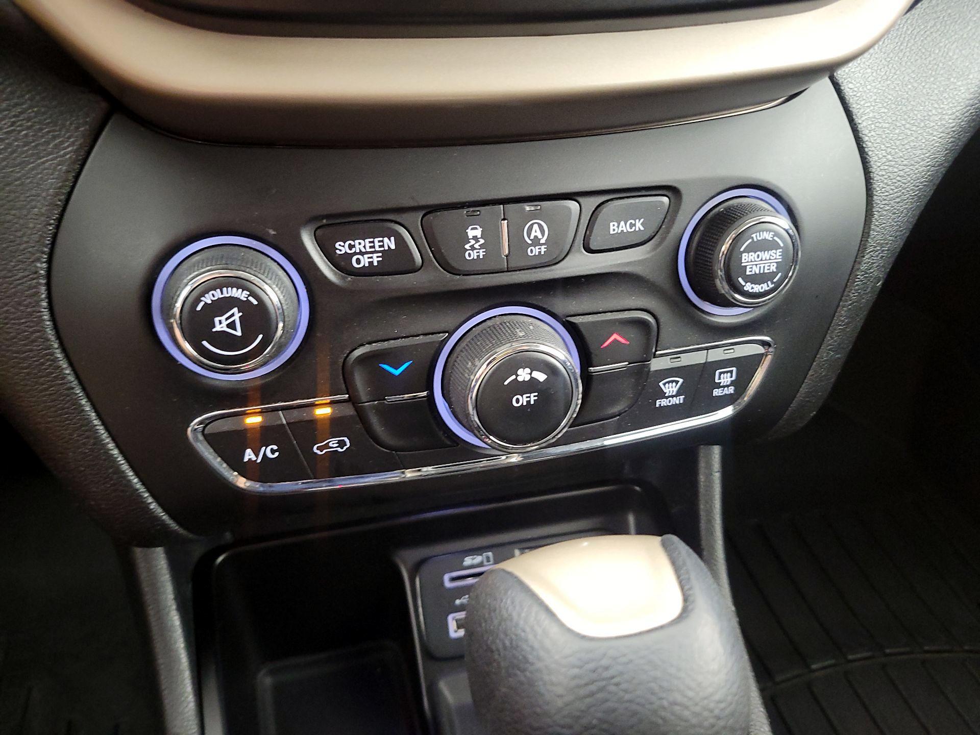 Thumbnail: 2016 Jeep Cherokee - 16