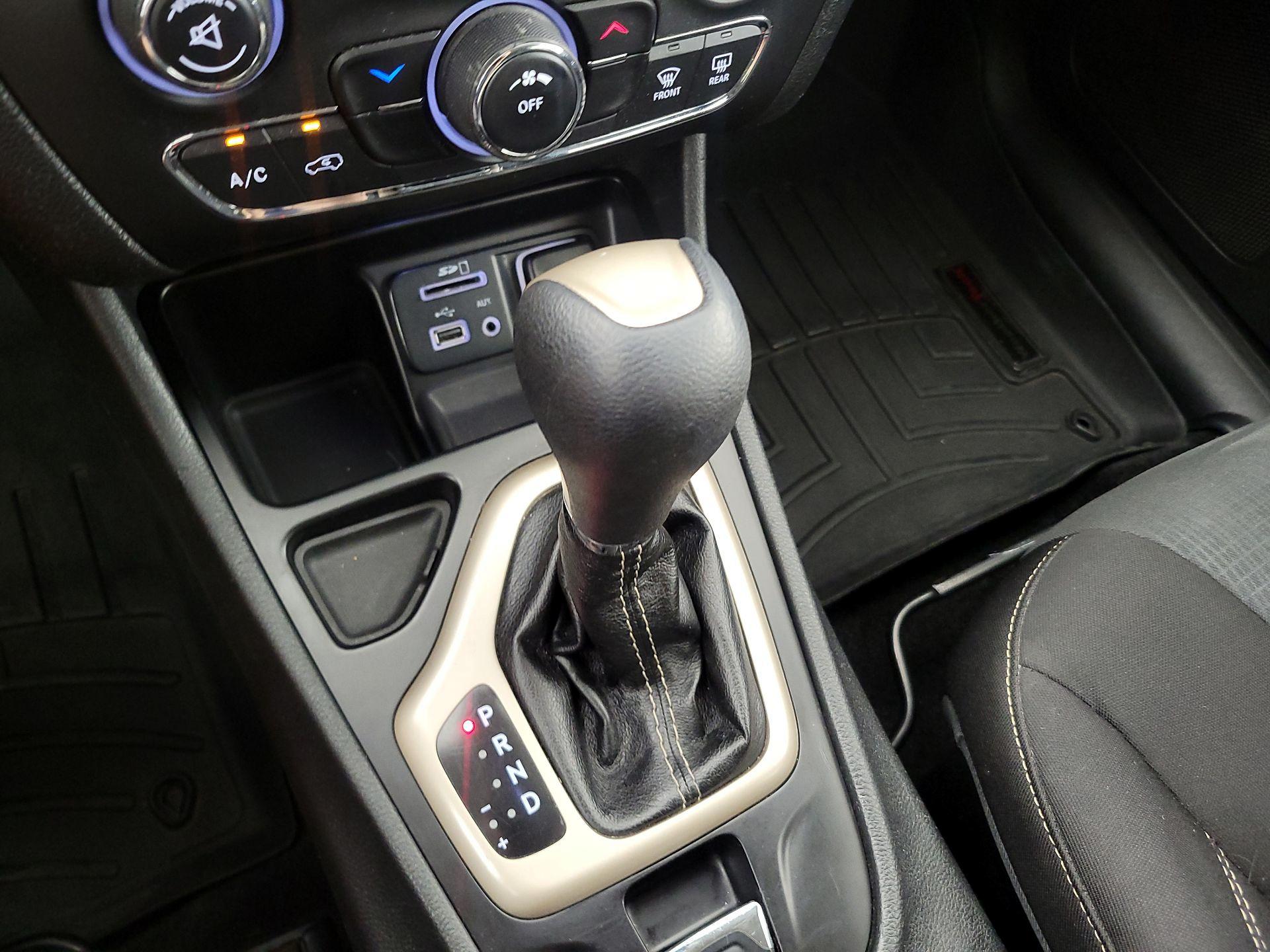 Thumbnail: 2016 Jeep Cherokee - 17