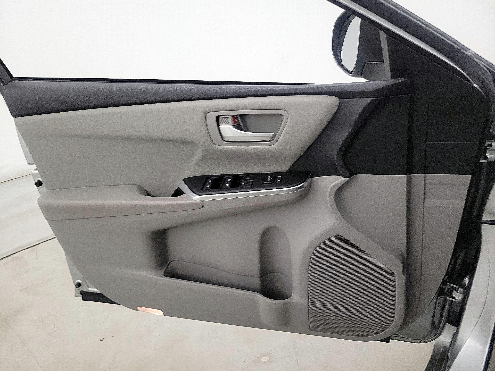 Thumbnail: 2017 Toyota Camry - 12
