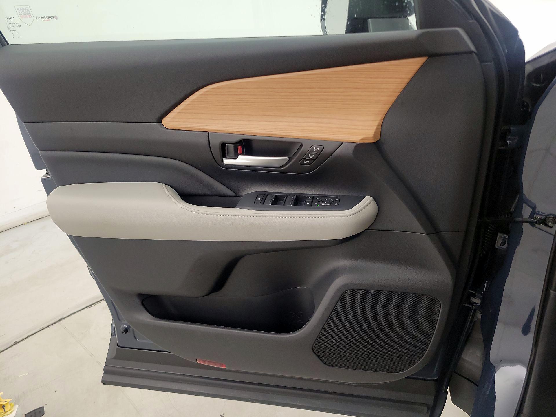 Thumbnail: 2025 Toyota Highlander - 12