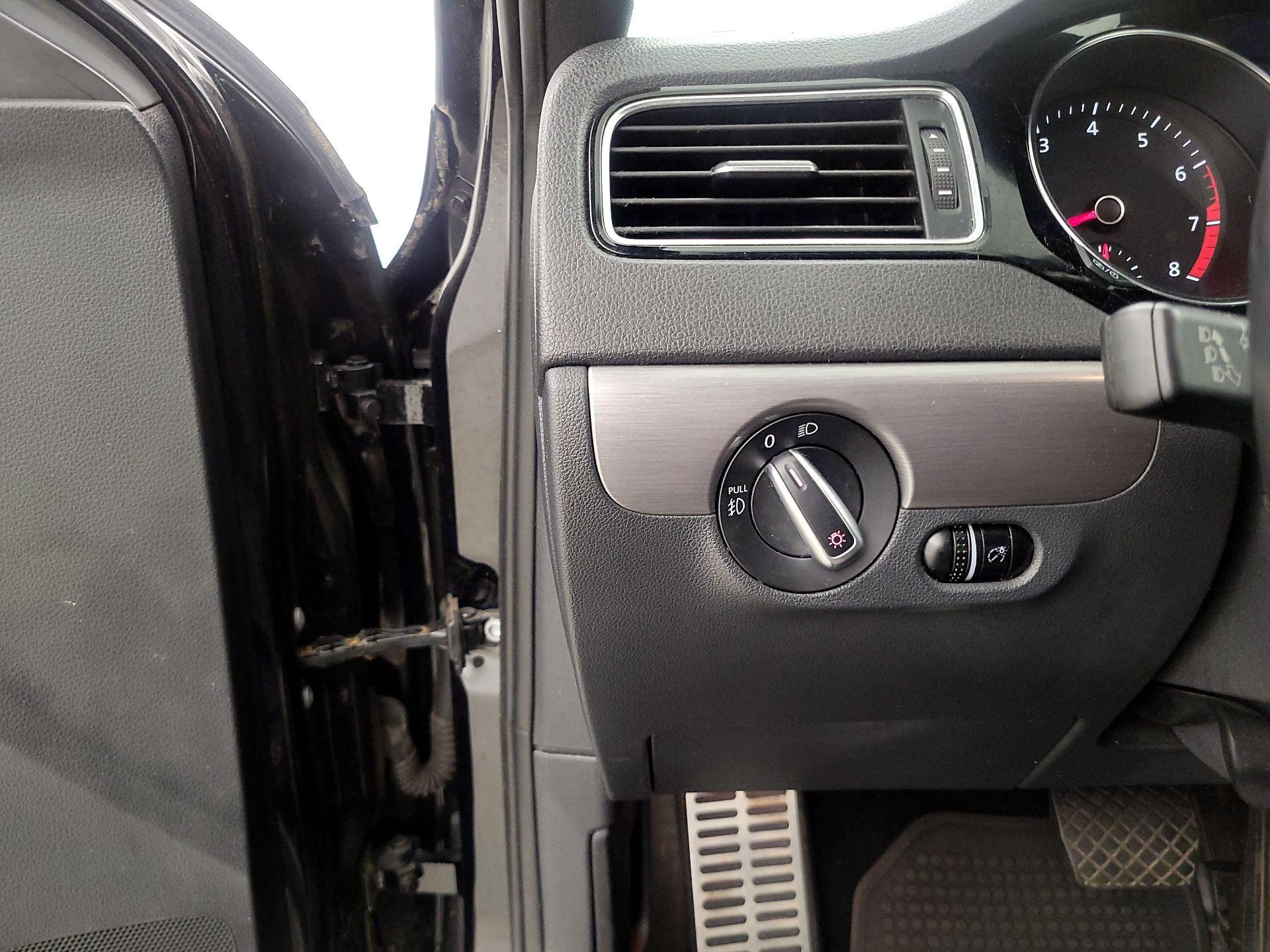 Thumbnail: 2016 Volkswagen Jetta - 13