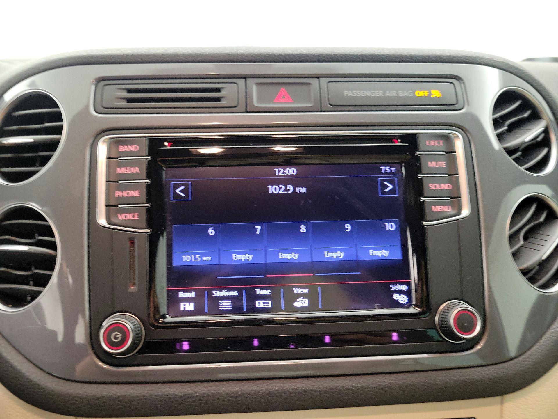 Thumbnail: 2016 Volkswagen Tiguan - 15