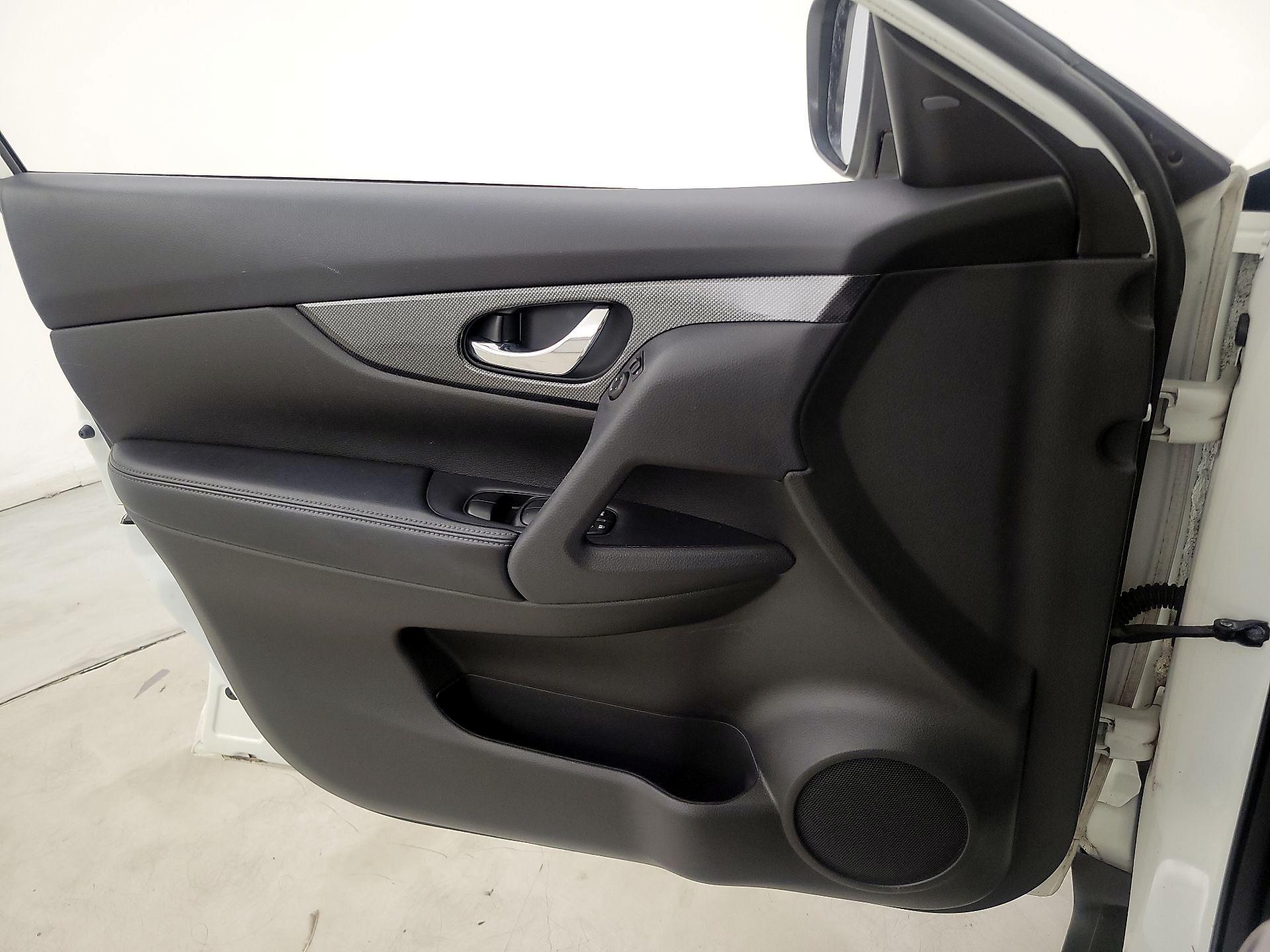 Thumbnail: 2015 Nissan Rogue - 12