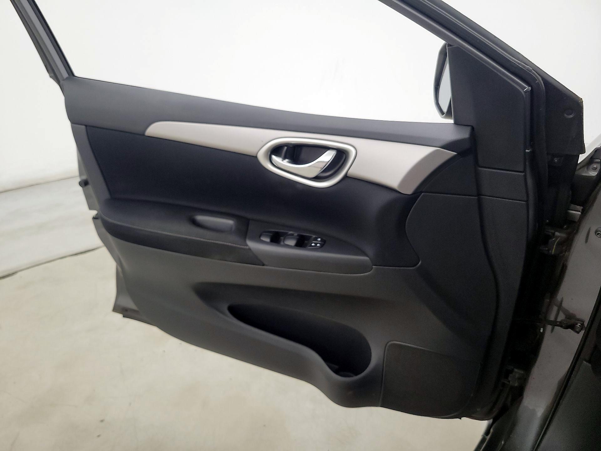 Thumbnail: 2015 Nissan Sentra - 12