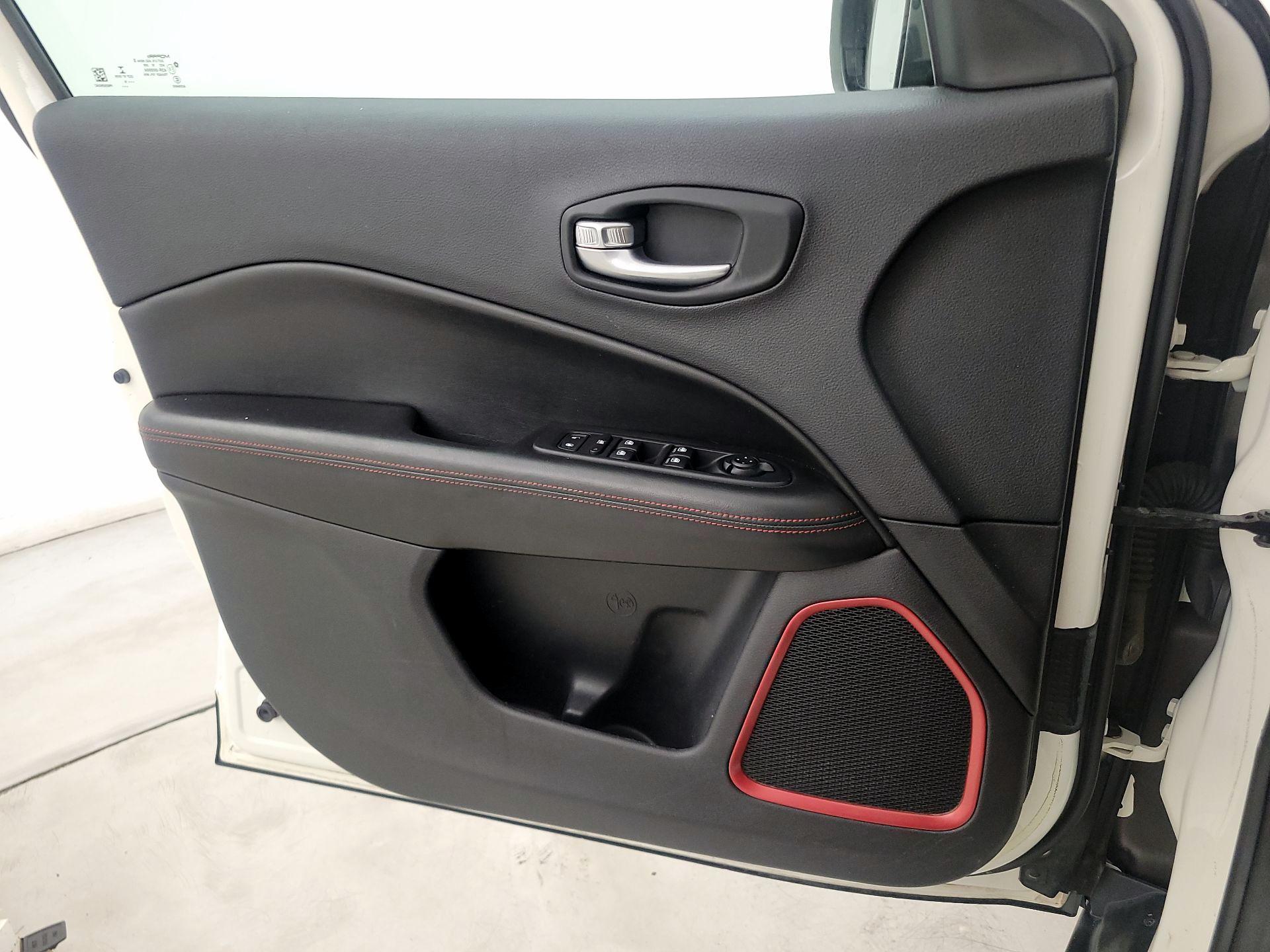Thumbnail: 2018 Jeep Compass - 12