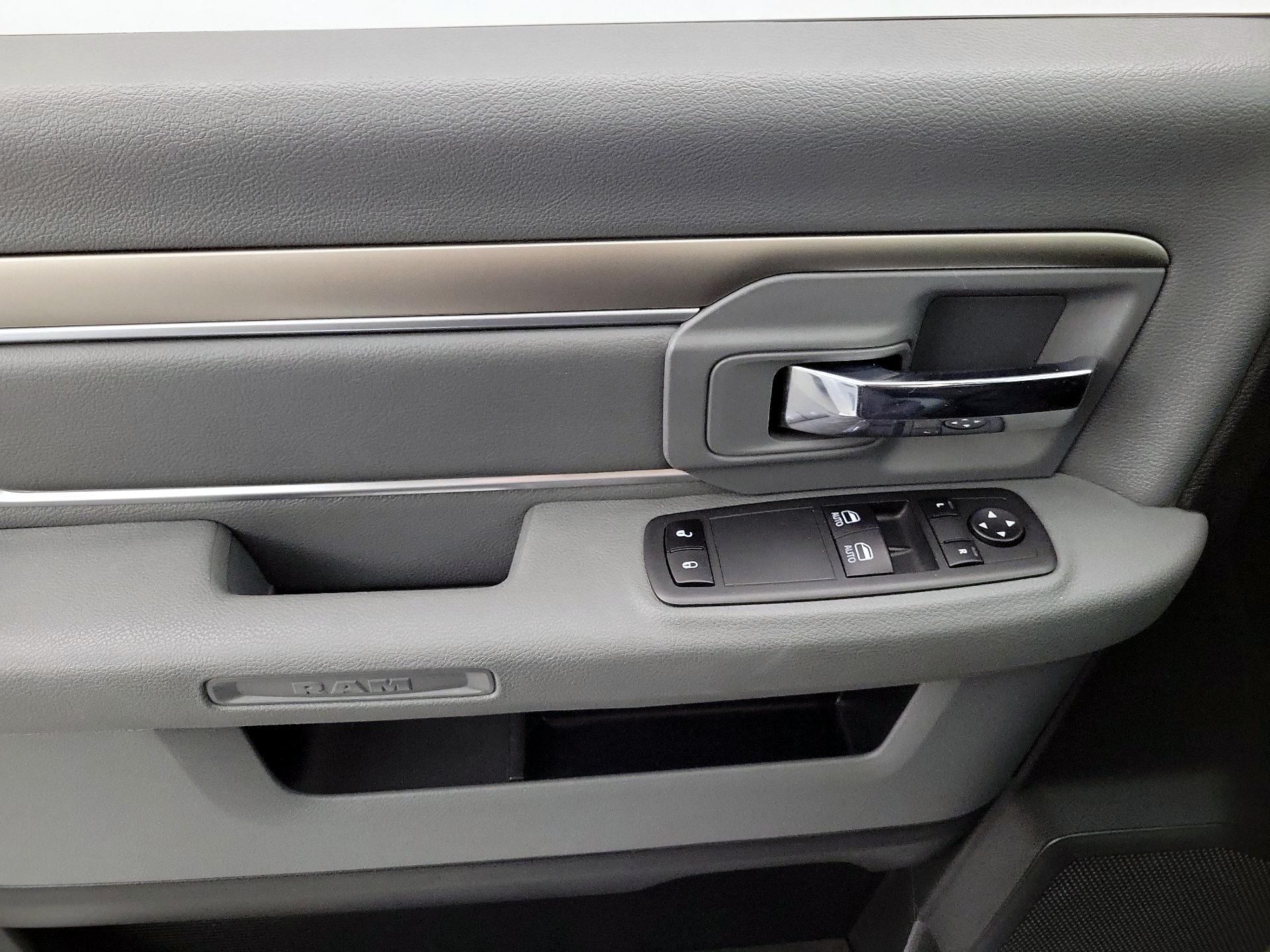 Thumbnail: 2020 RAM 1500 Classic - 12