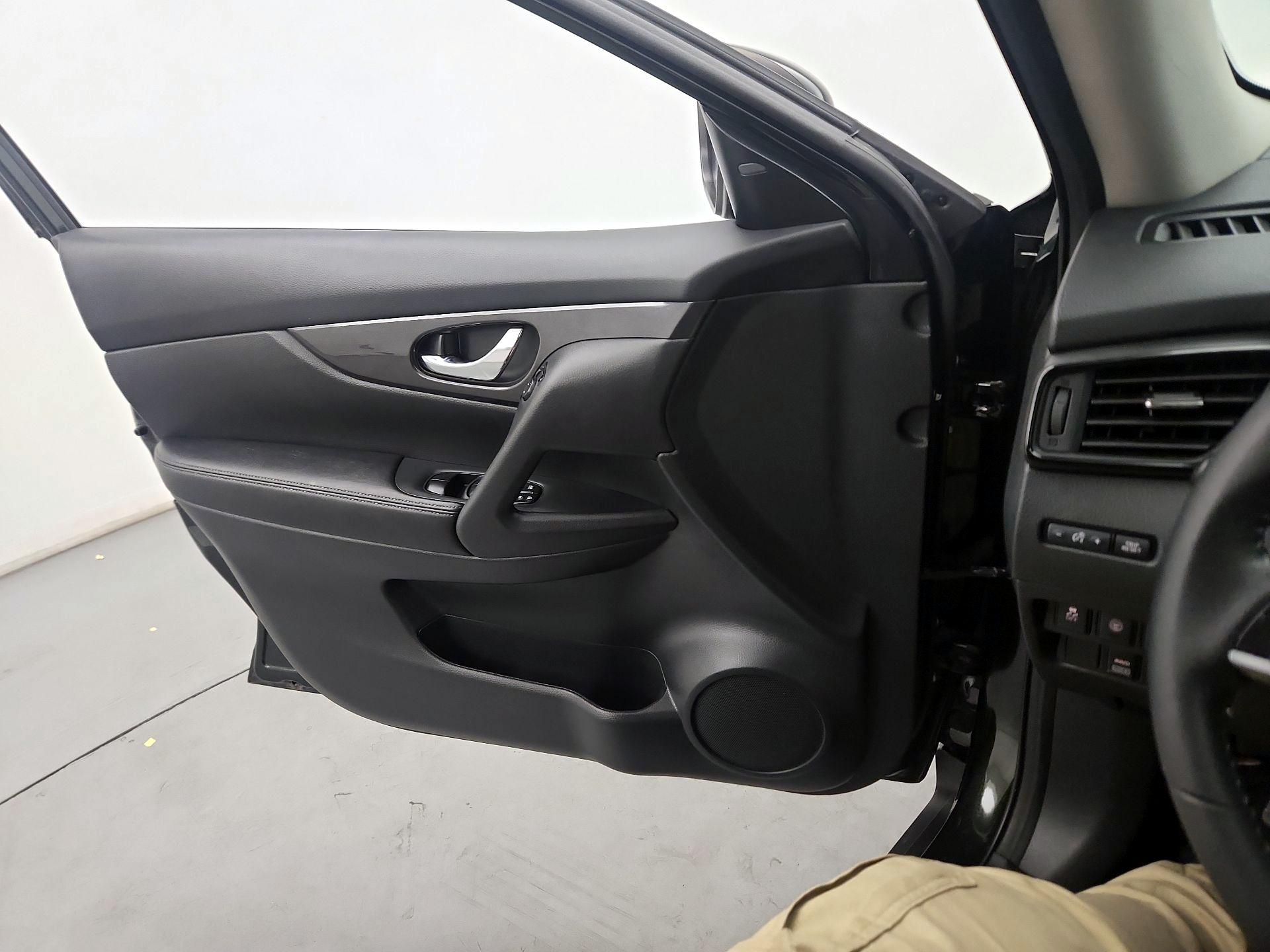 Thumbnail: 2020 Nissan Rogue - 12
