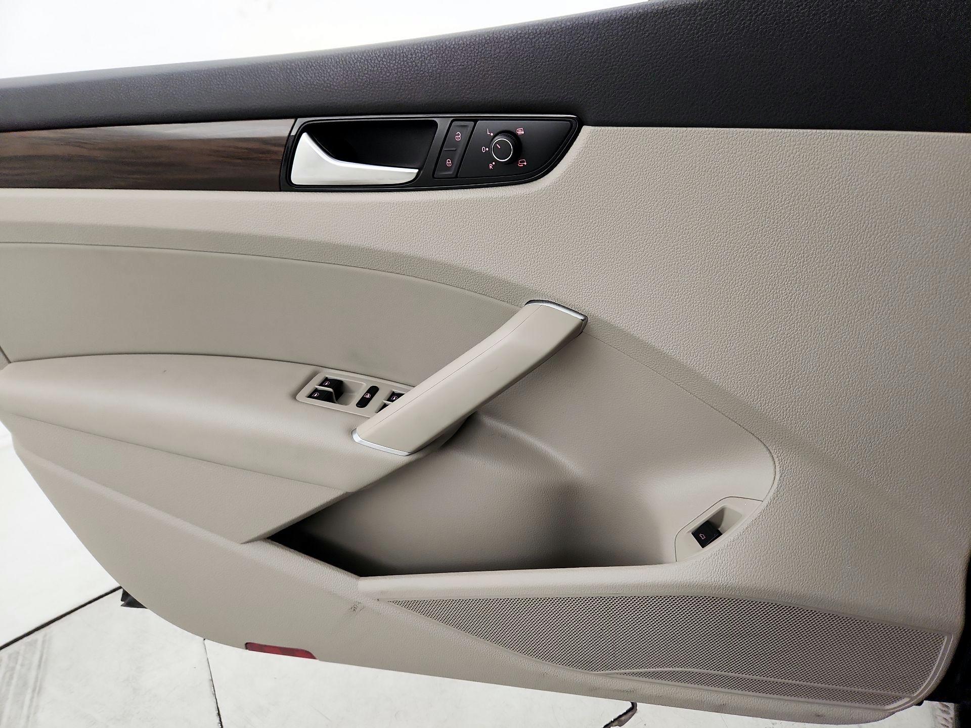 Thumbnail: 2020 Volkswagen Passat - 12