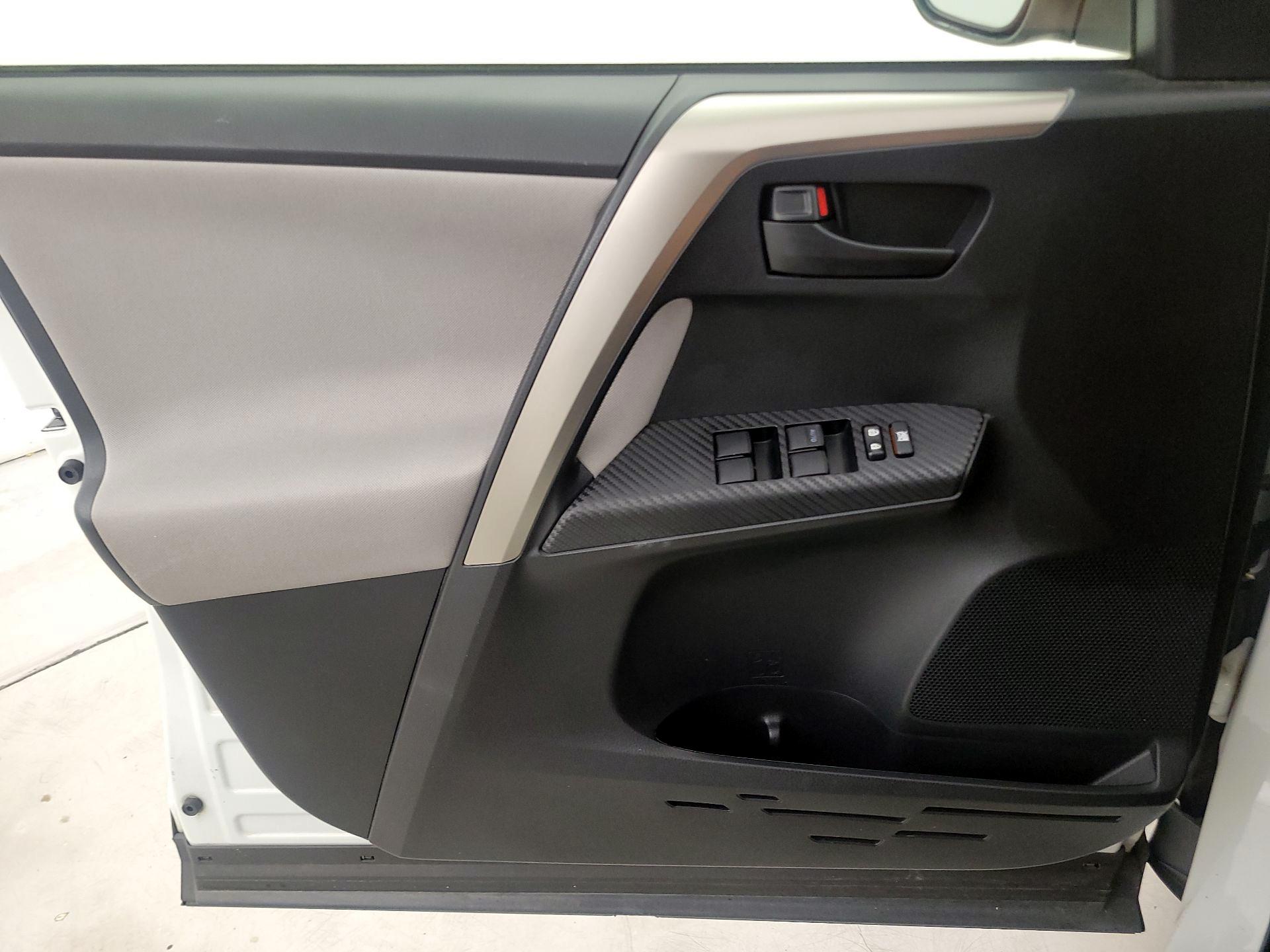 Thumbnail: 2015 Toyota RAV4 - 12