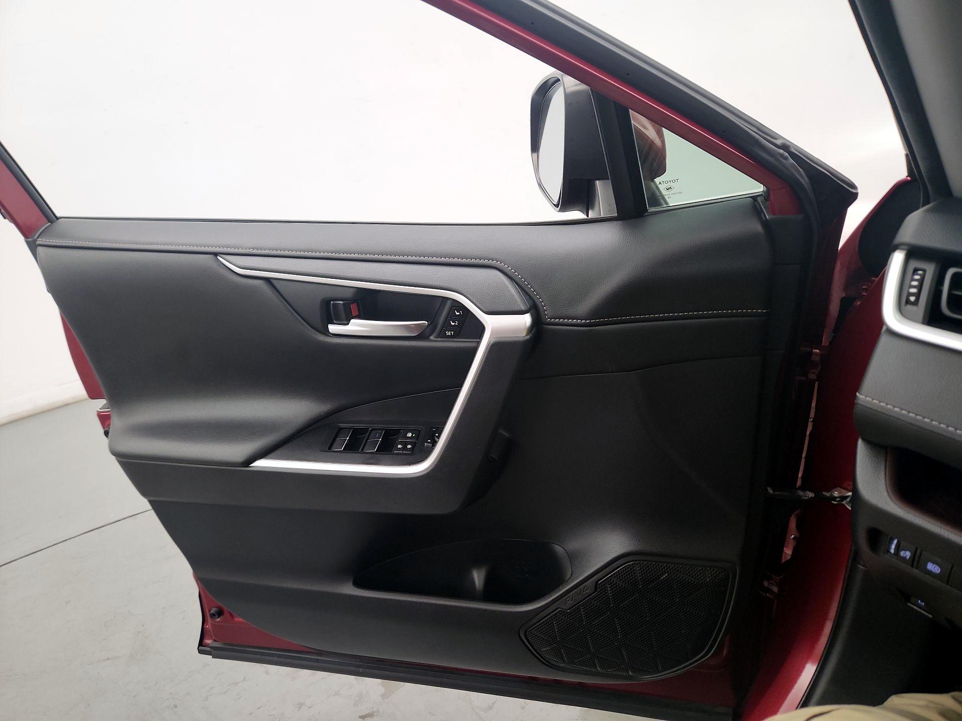 Thumbnail: 2020 Toyota RAV4 - 12