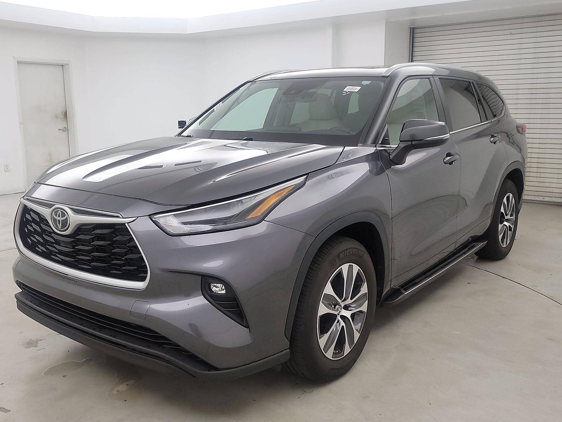 Thumbnail: 2023 Toyota Highlander - 3
