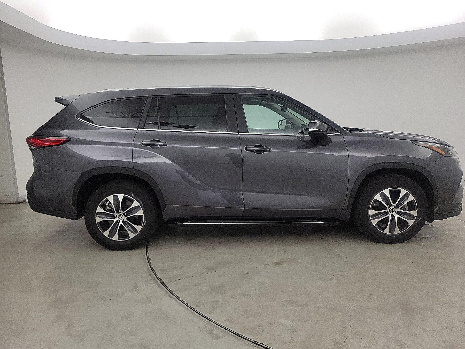 Thumbnail: 2023 Toyota Highlander - 4