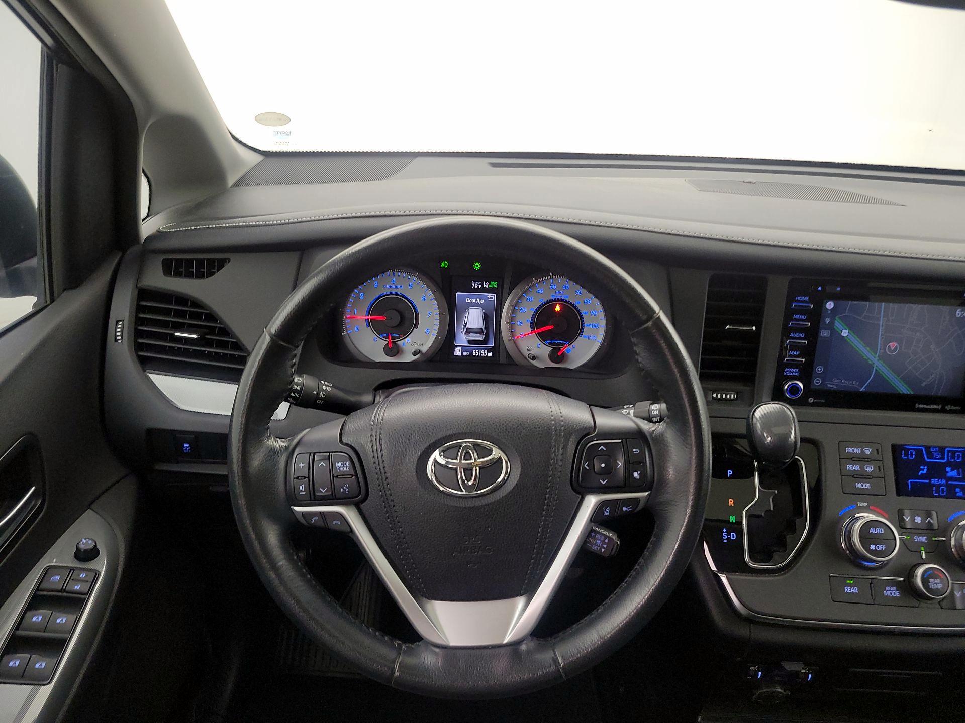 Thumbnail: 2018 Toyota Sienna - 10