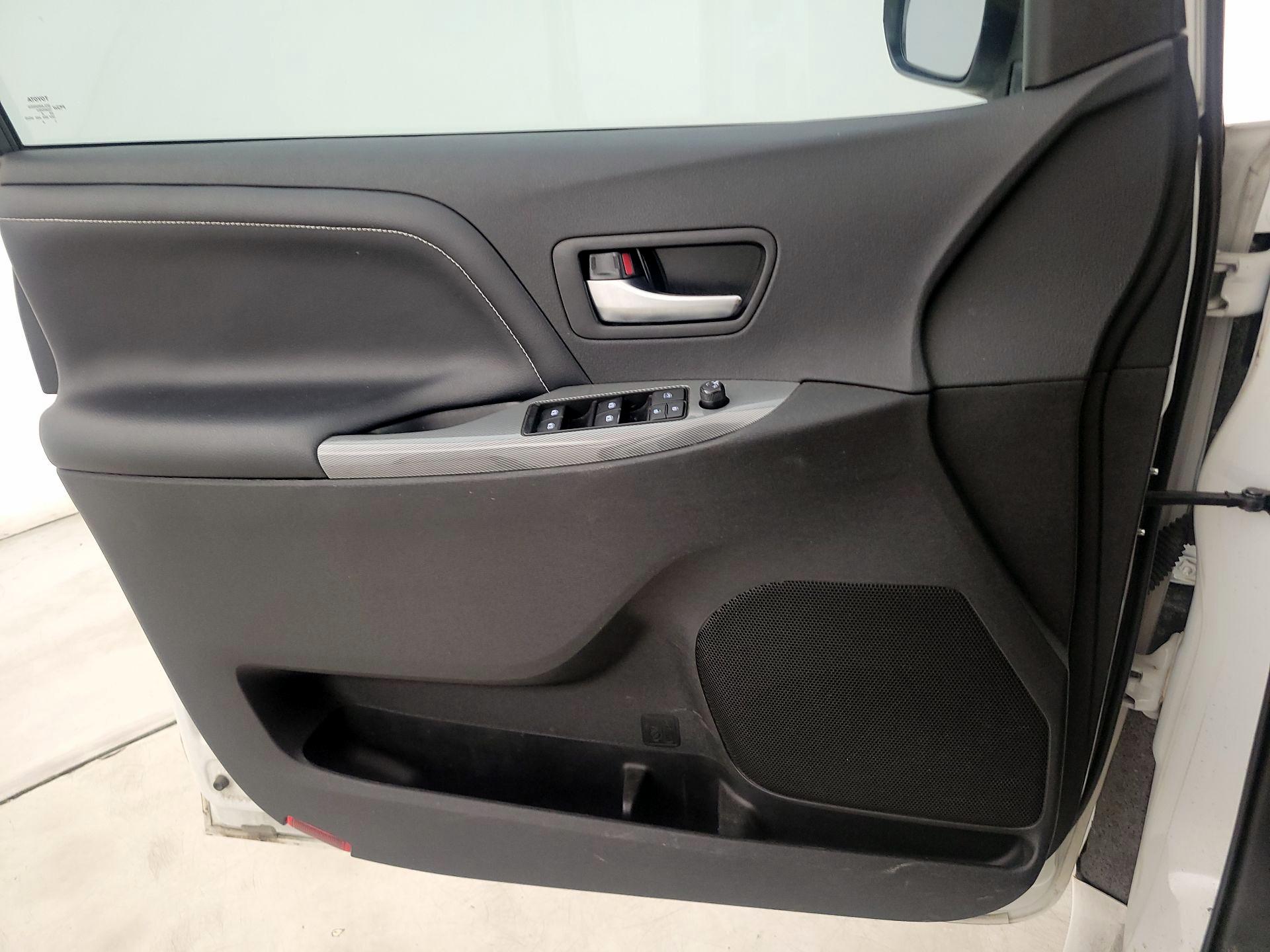 Thumbnail: 2018 Toyota Sienna - 12