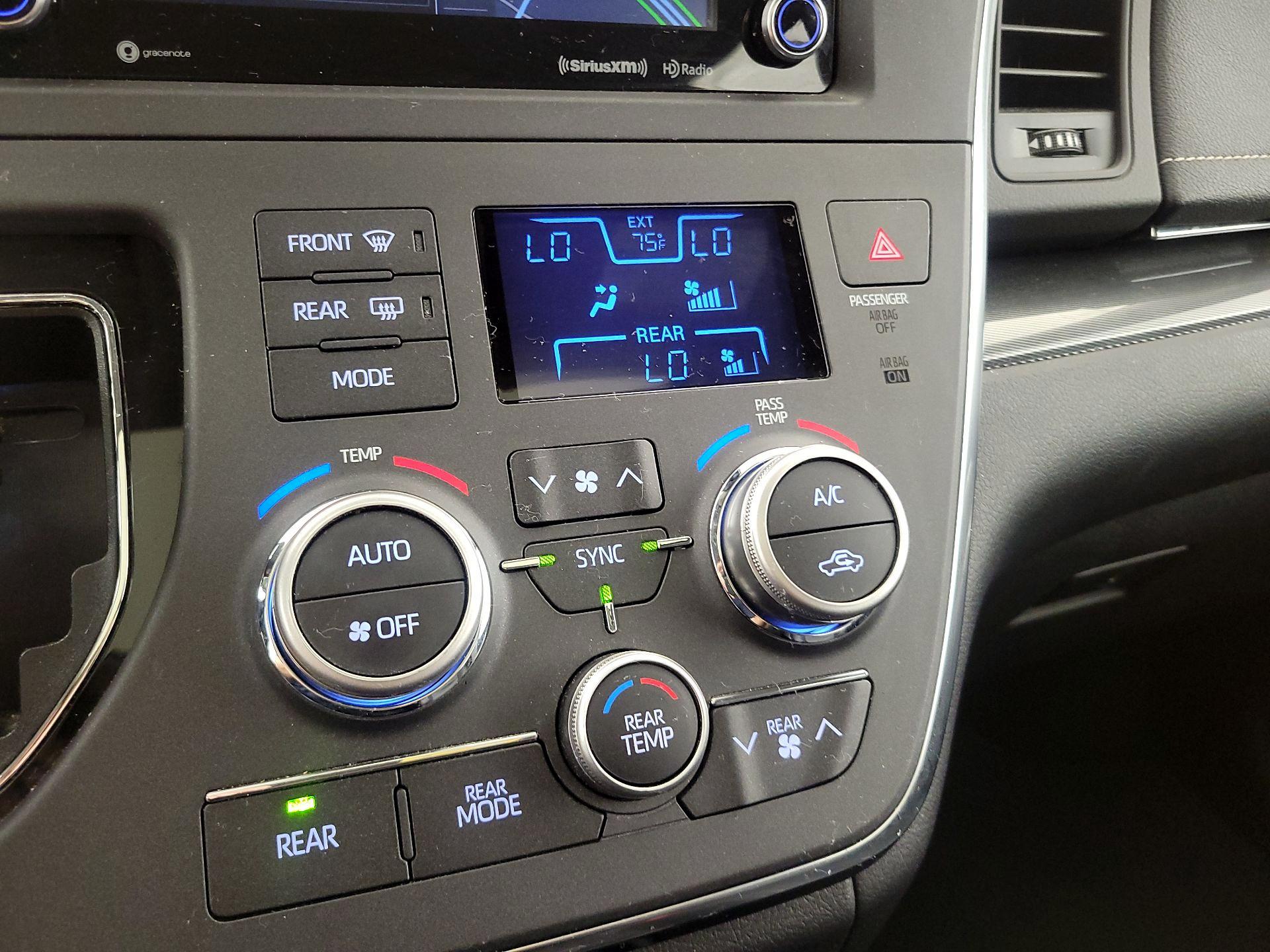 Thumbnail: 2018 Toyota Sienna - 17
