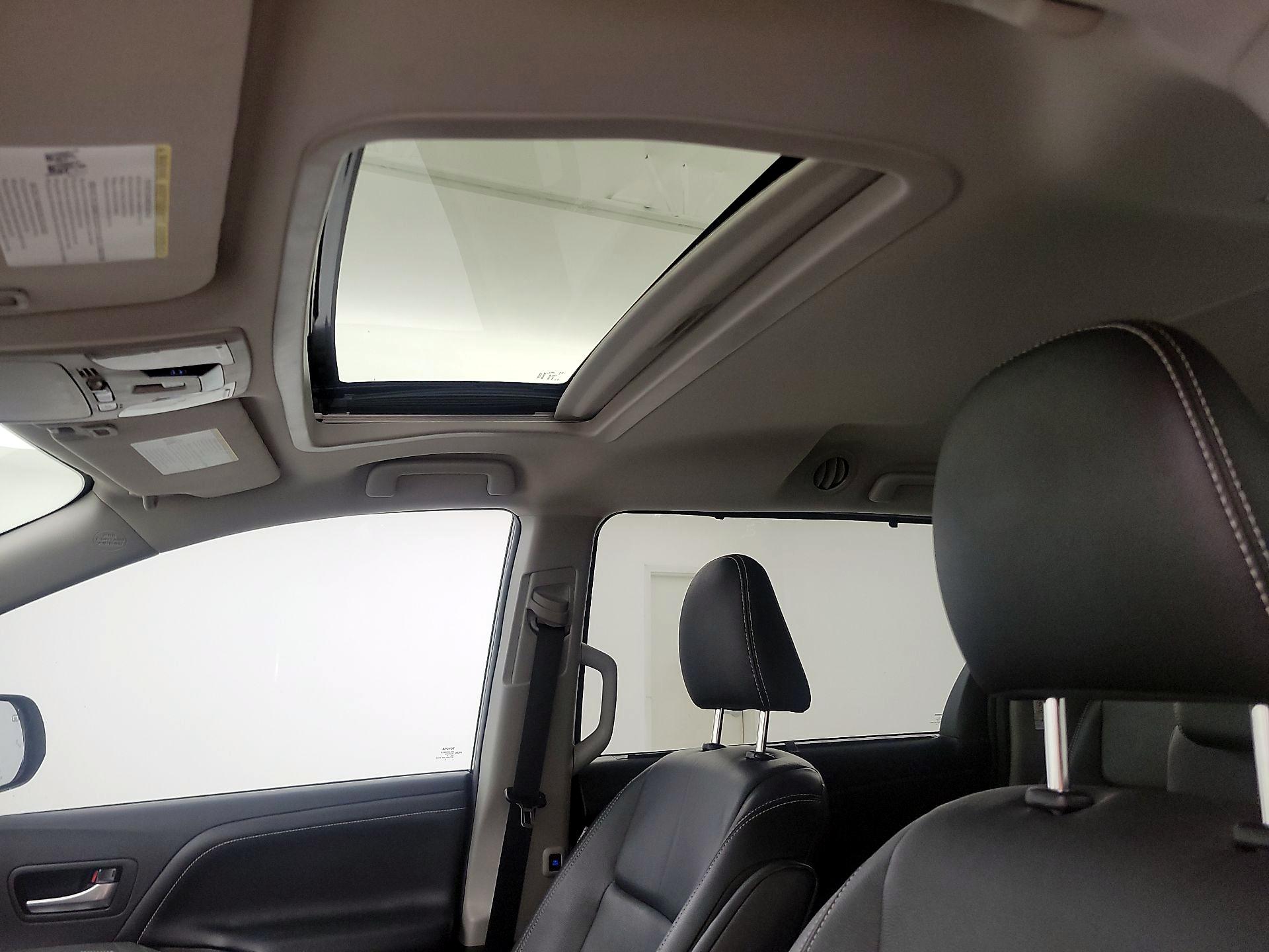 Thumbnail: 2018 Toyota Sienna - 20